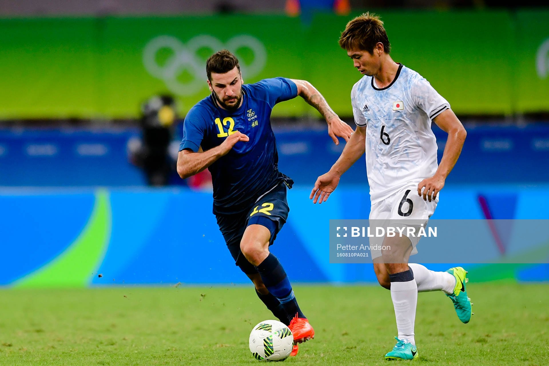 Sveriges Mikael Ishak och Japans Tsukasa Shiotani