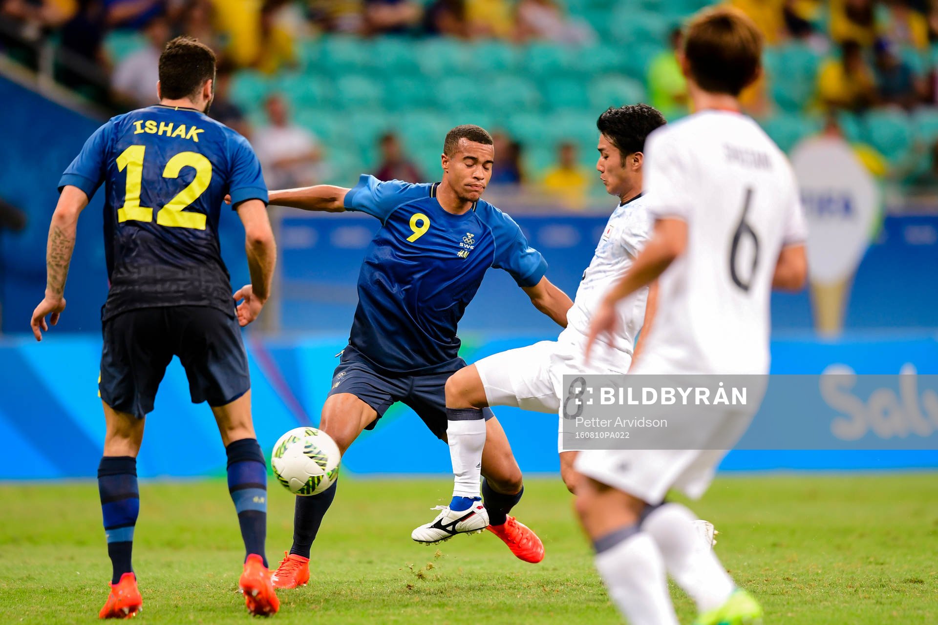 Sveriges Robin Quaison och Japans Ryota Oshima under fotbollsmatchen mellan Japan och Sverige den 10 augusti 2016 under OS i Salvador.