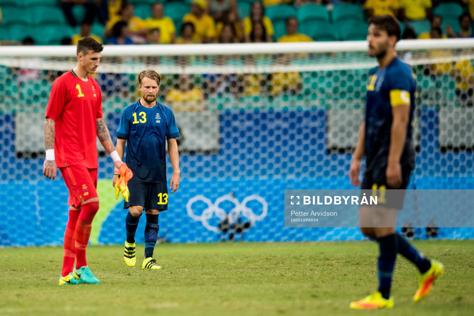 Sveriges målvakt Andreas Linde och Jacob Une Larsson deppar