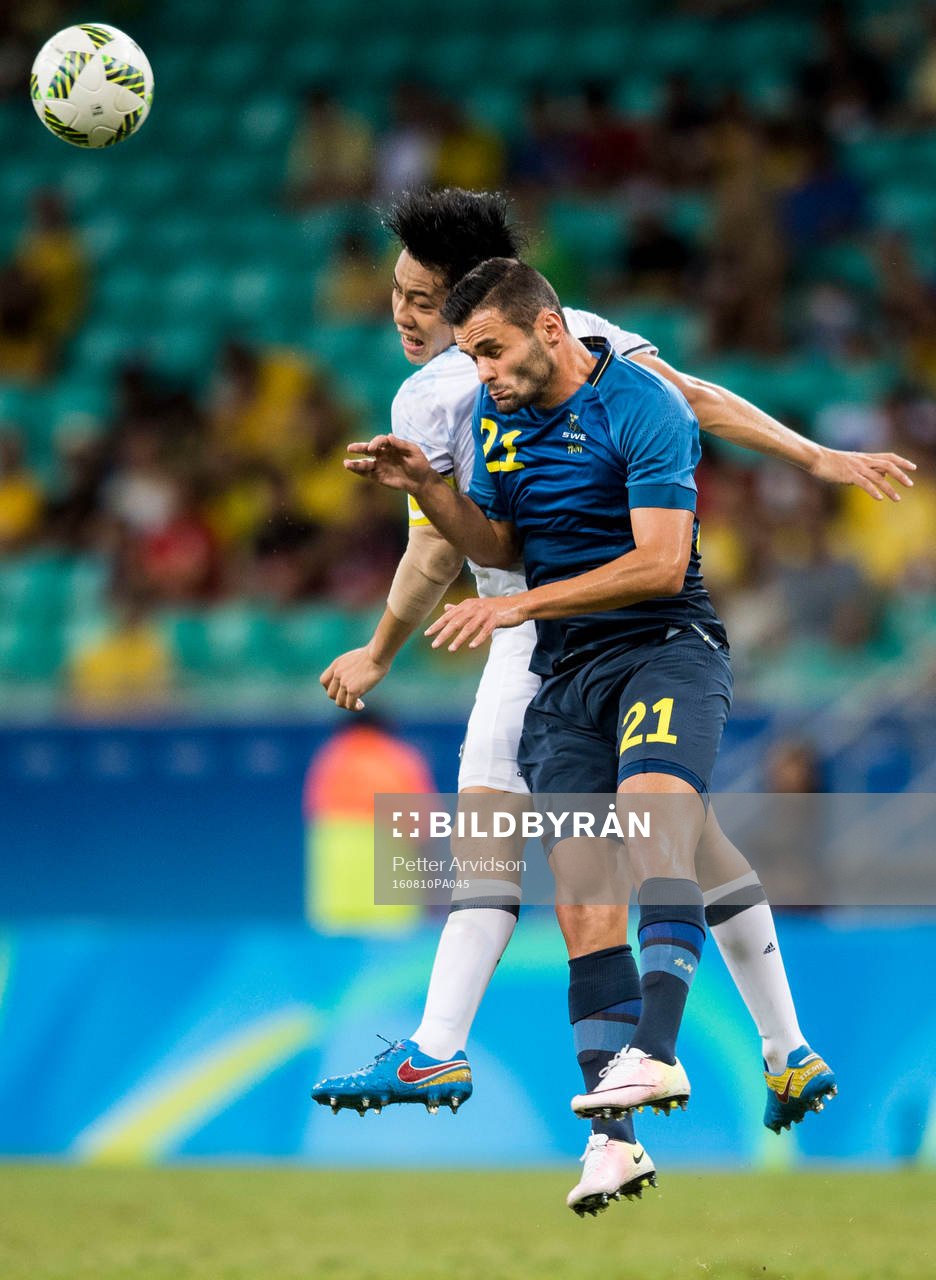 Sveriges Valmir Berisha i nickduell med Japans Wataru Endo