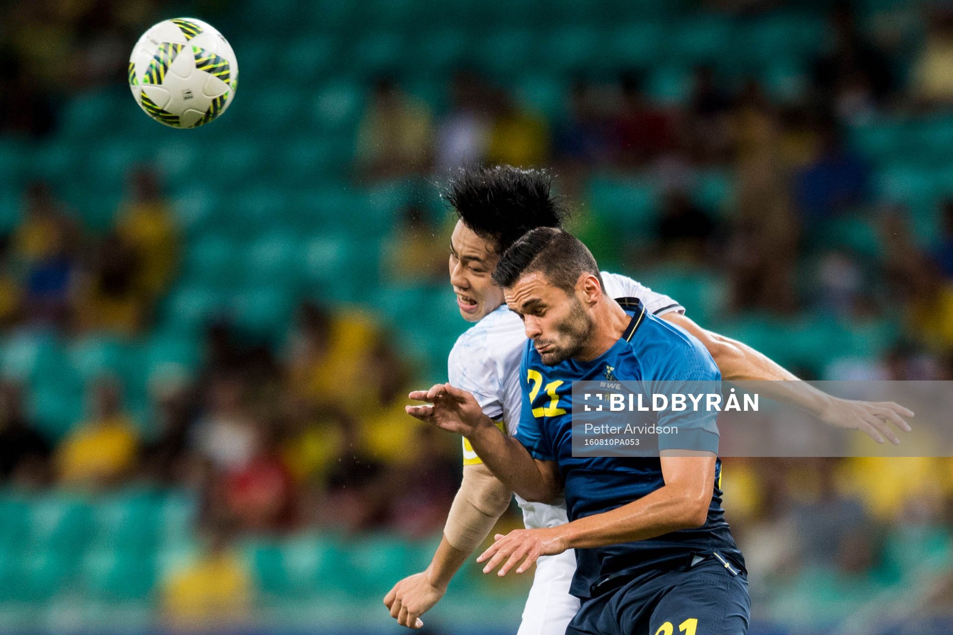 Sveriges Valmir Berisha i nickduell med Japans Wataru Endo
