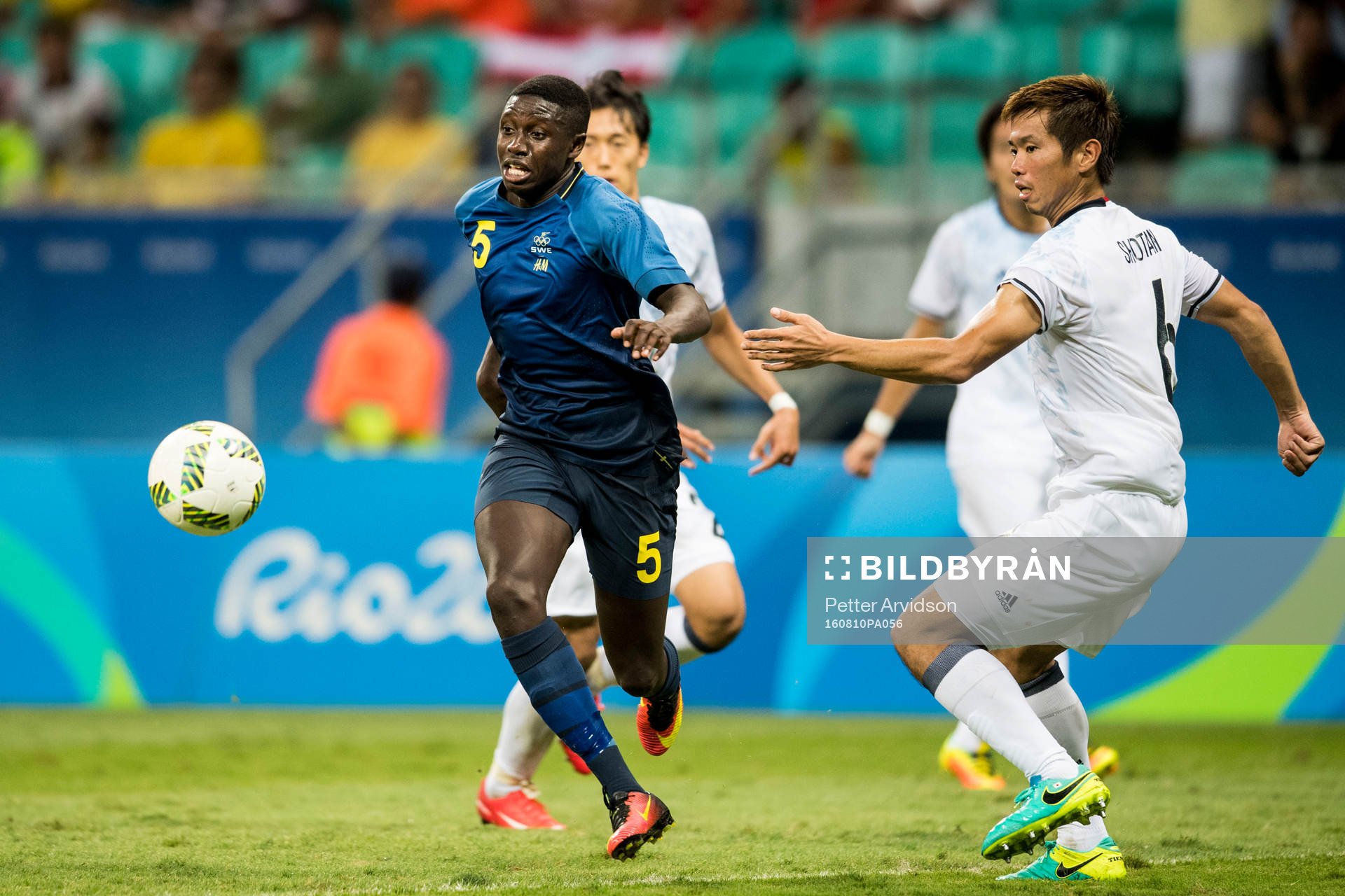 Sveriges Pa Konate tar sig förbi Japans Tsukasa Shiotani
