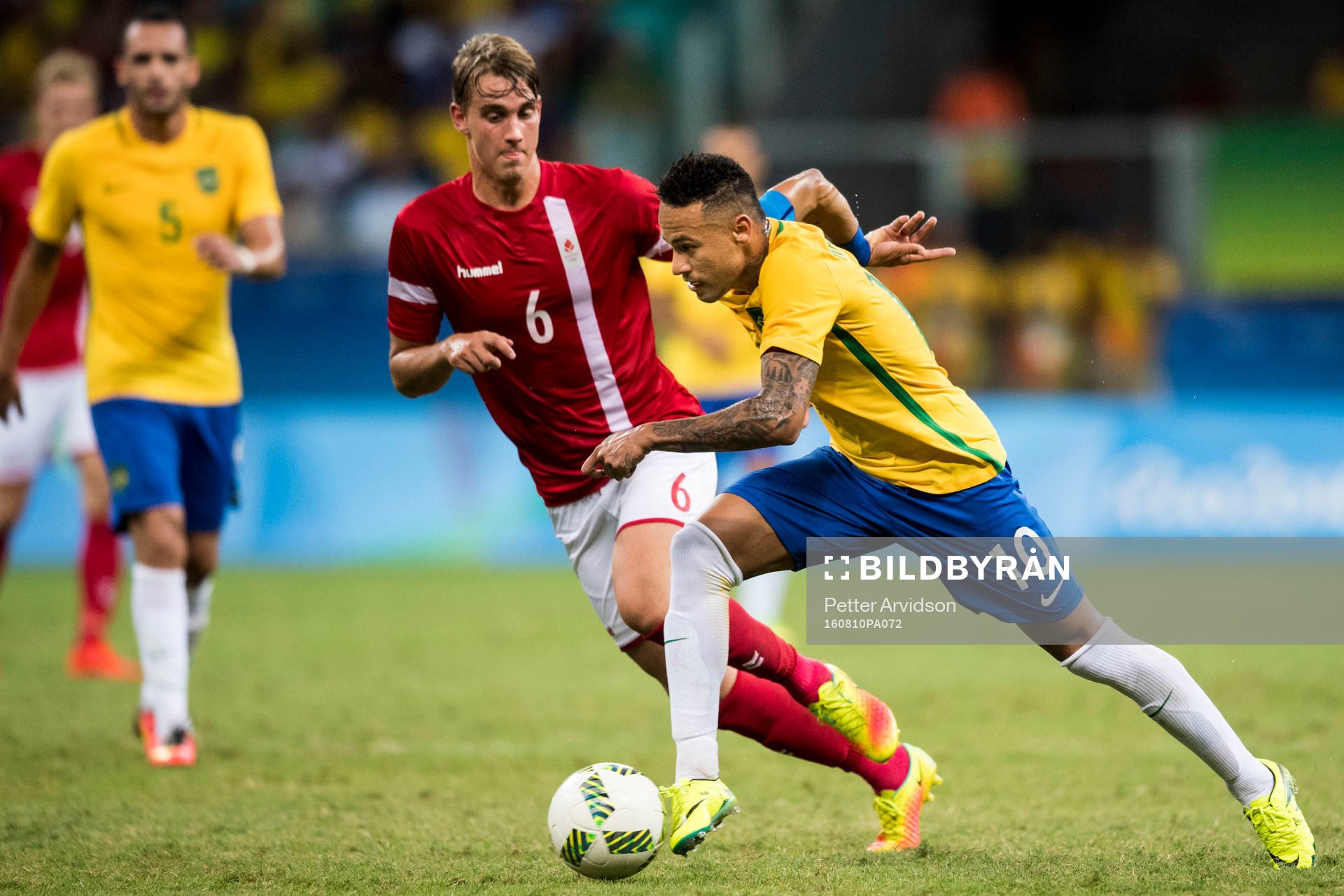 Brasiliens Neymar och Danmarks Andreas Maxso