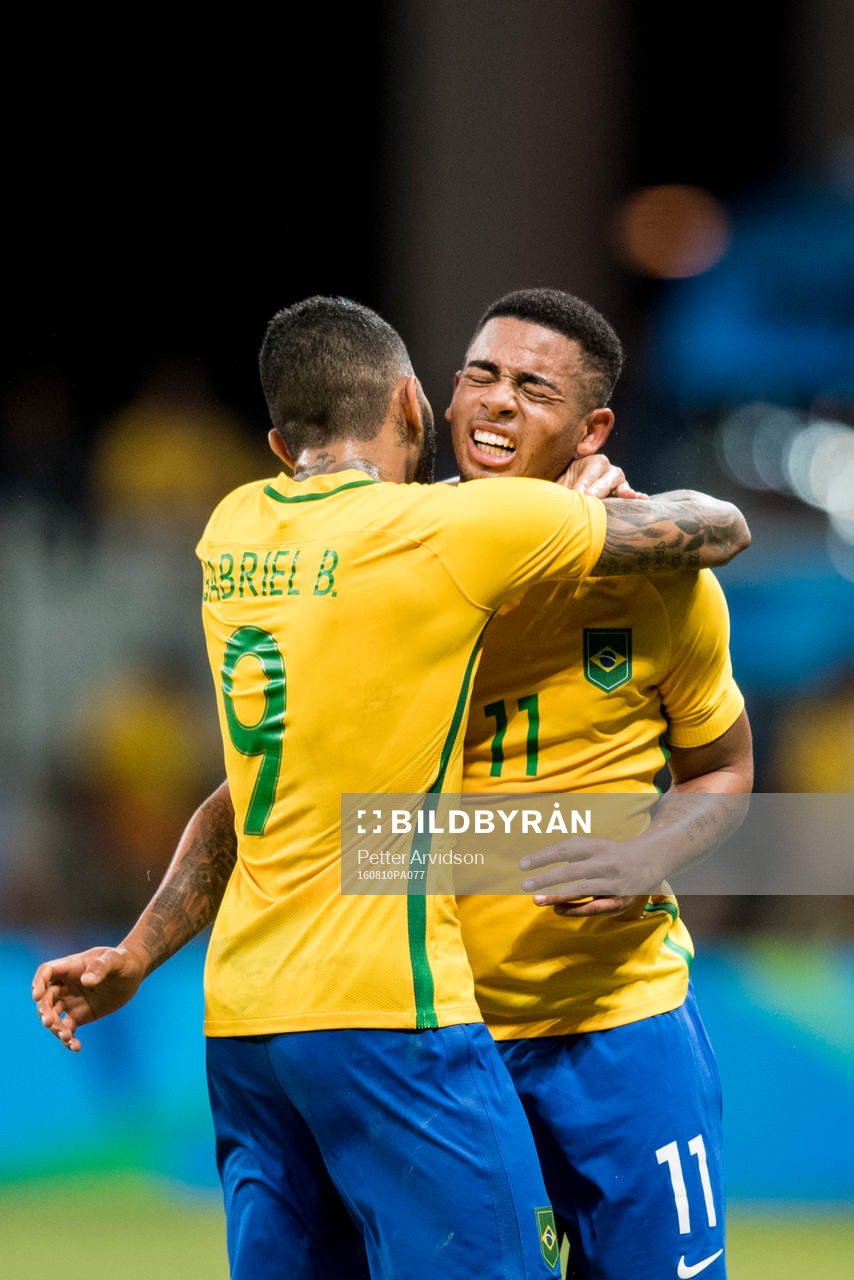 Brasiliens Gabriel Jesus (th) jublar ihop med Gabriel Barbosa efter sitt 2-0 mål under fotbollsmatchen mellan Brasilien och Danmark den 10 augusti 2016 under OS i Salvador.