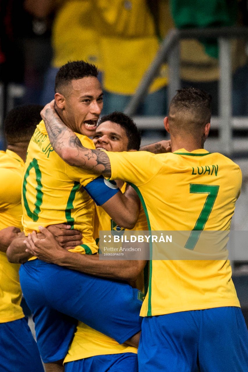 Brasiliens Neymar jublar med lagkamrater