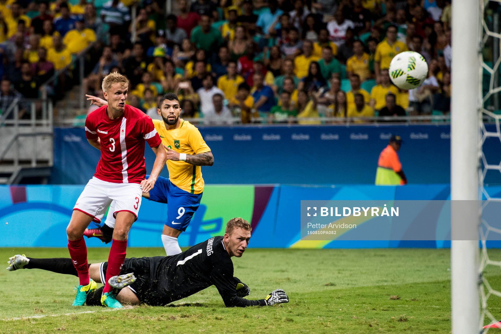 Brasiliens Gabriel Barbosa gör 4-0 förbi Danmarks Kasper Larsen och målvakt Jeppe Højbjerg under fotbollsmatchen mellan Brasilien och Danmark den 10 augusti 2016 under OS i Salvador.