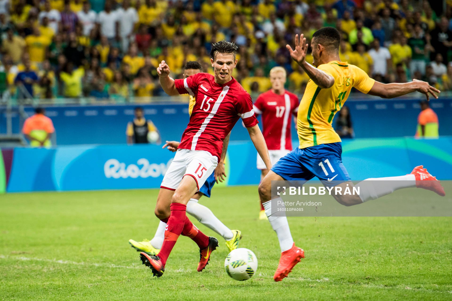 Brasiliens Gabriel Jesus gör 2-0 bredvid Danmarks Pascal