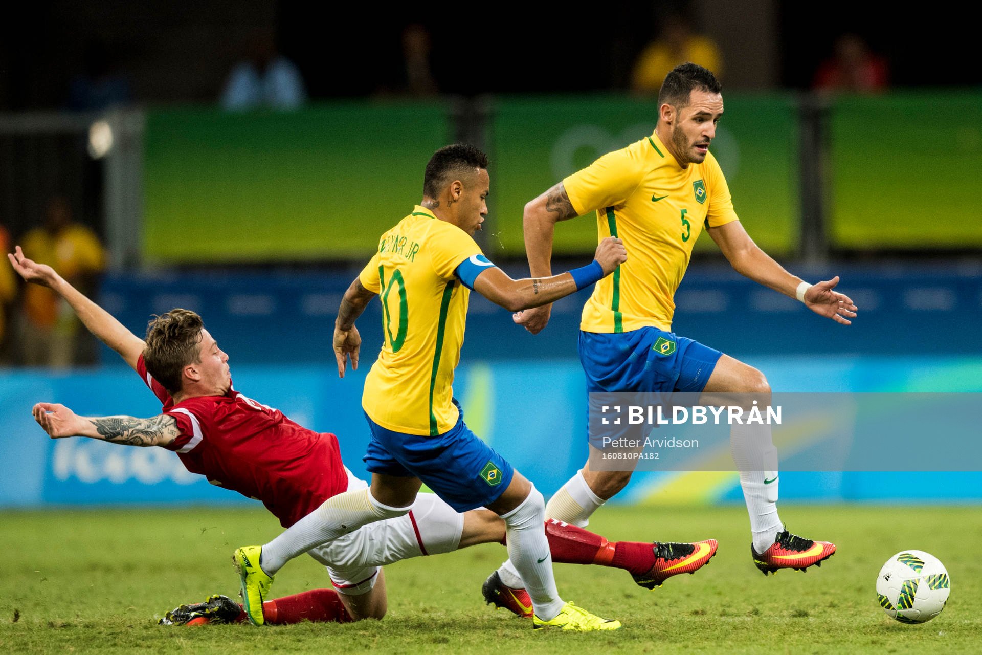 Danmarks Nicolai Brock Madsen mot Brasiliens Neymar och