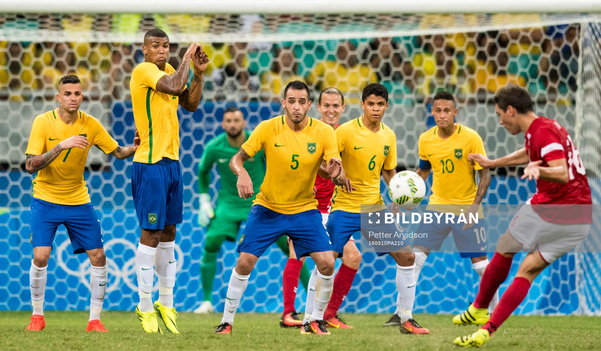 Danmarks Robert Skov skjuter frispark mot Brasiliens Luan,