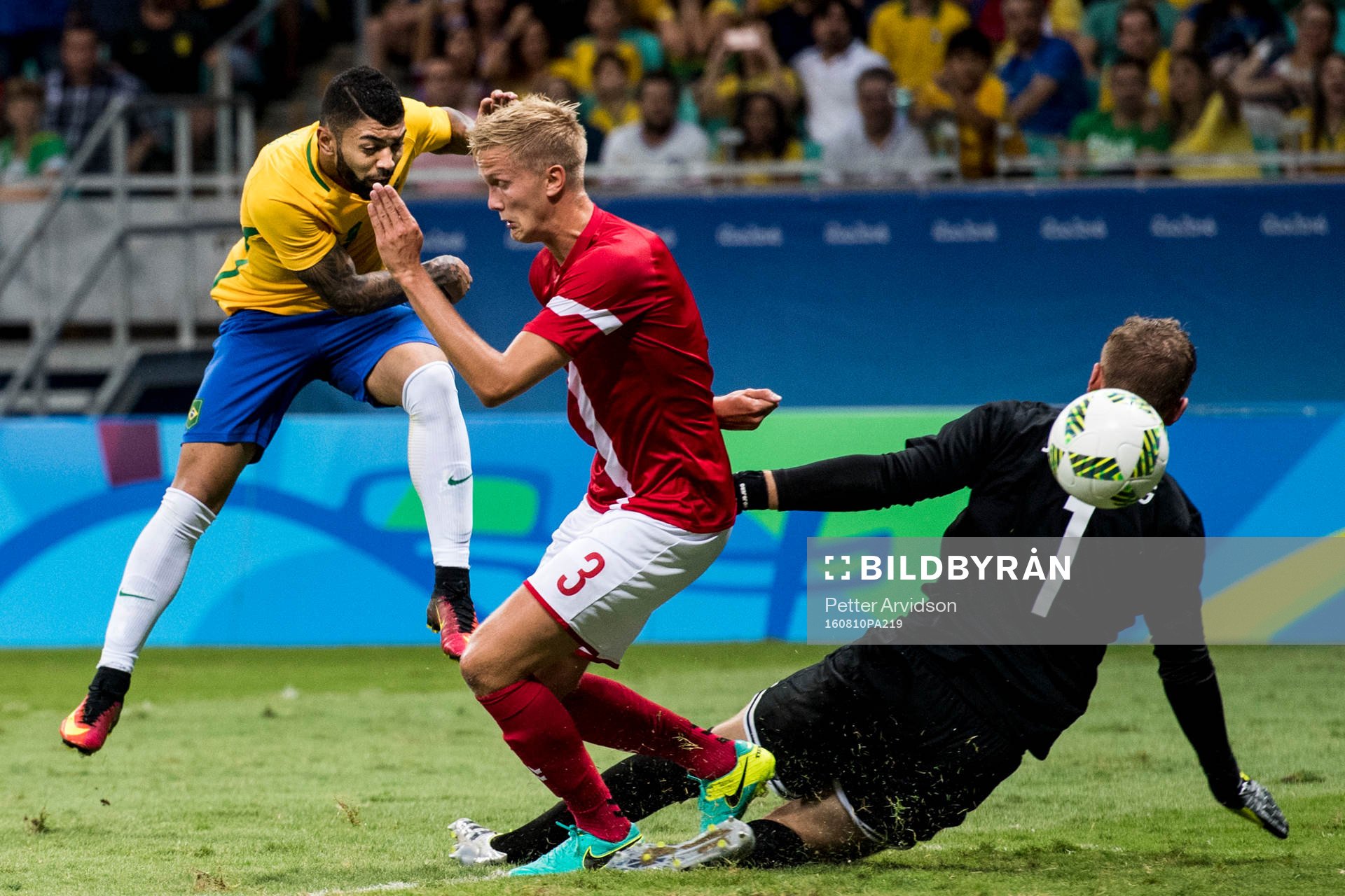 Brasiliens Gabriel Barbosa gör 4-0 förbi Danmarks Kasper Larsen och målvakt Jeppe Højbjerg under fotbollsmatchen mellan Brasilien och Danmark den 10 augusti 2016 under OS i Salvador.