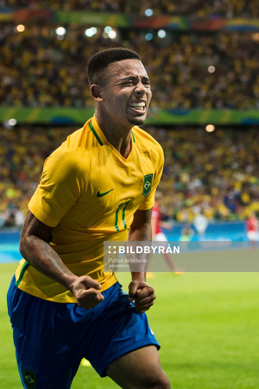 Brasiliens Gabriel Jesus jublar efter sitt 2-0 mål  under fotbollsmatchen mellan Brasilien och Danmark den 10 augusti 2016 under OS i Salvador.