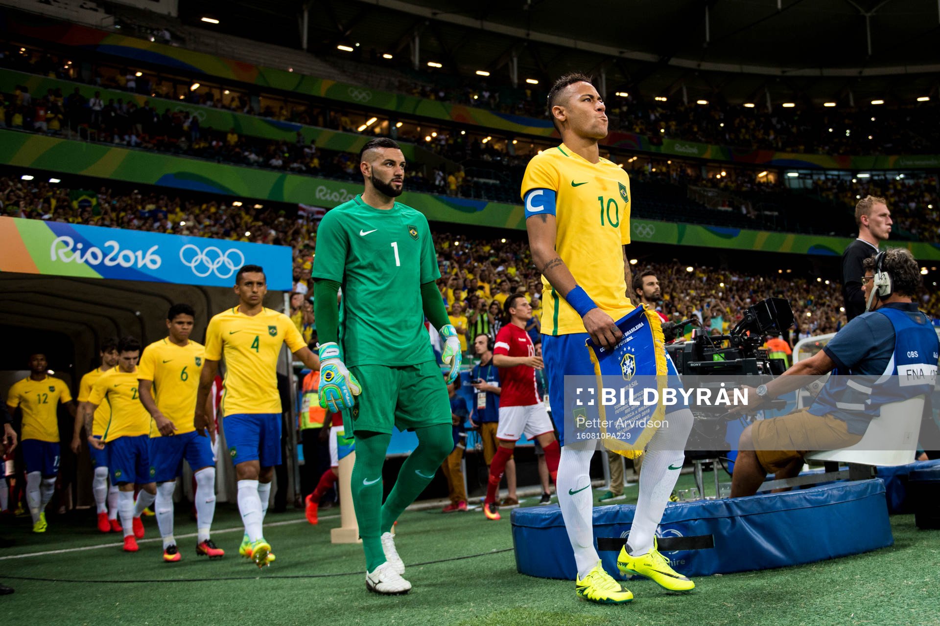 Brasiliens spelare med Neymar i spetsen gör entré