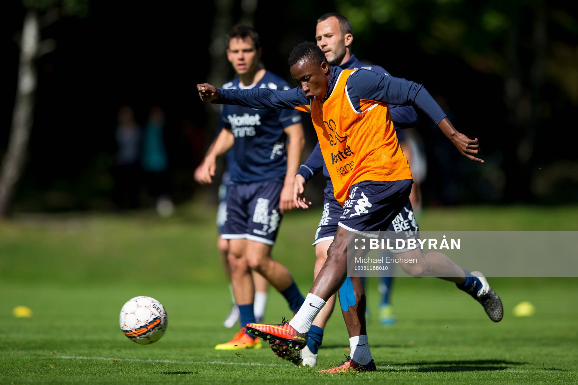 IFK Göteborgs Prosper Kasim skjuter ett skott