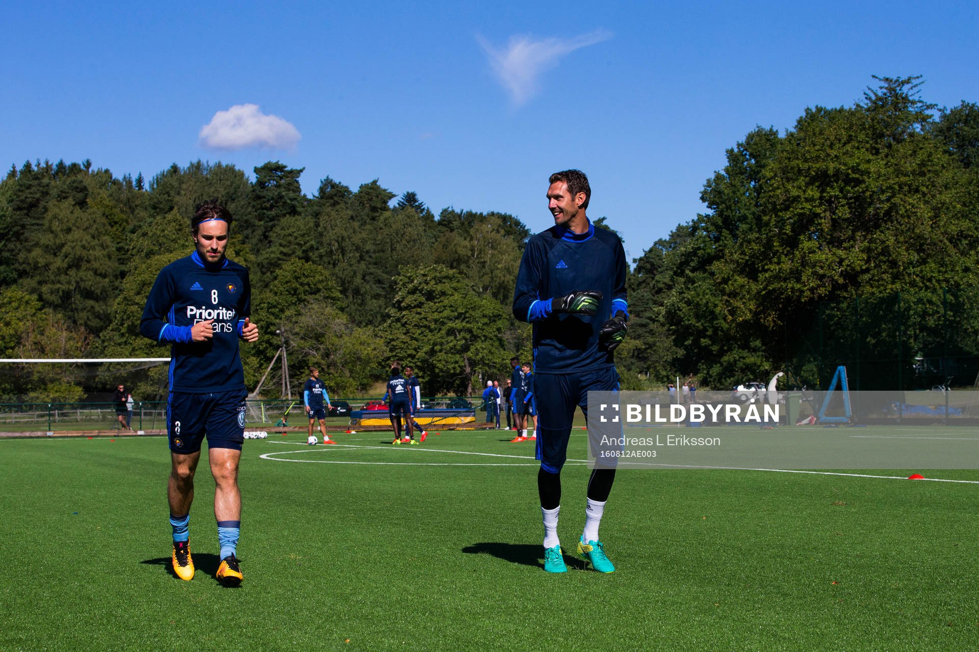 Djurgårdens Kevin Walker och målvakt Andreas Isaksson