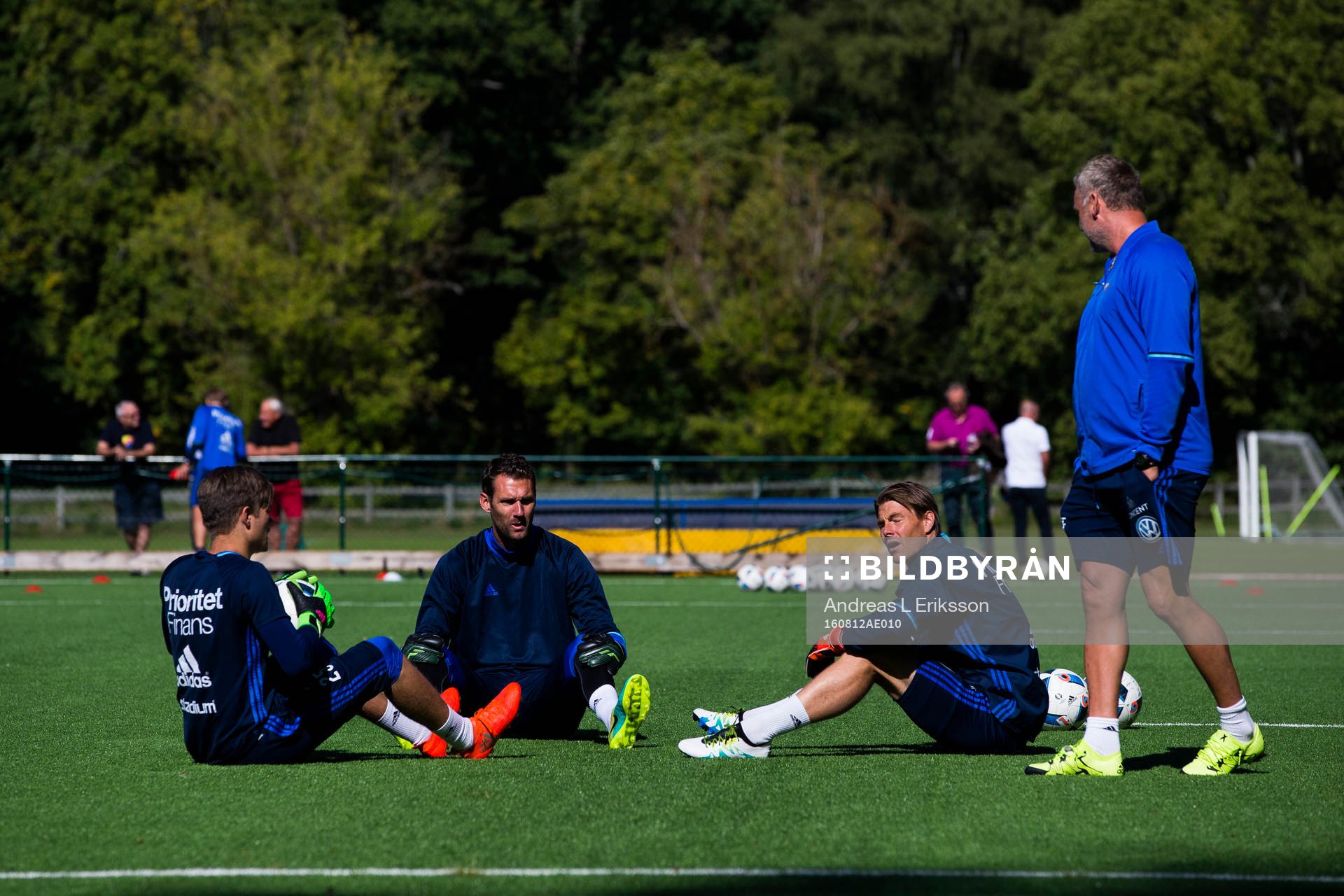 Djurgårdens målvakt Oscar Jonsson, målvakt Andreas Isaksson, målvakt Kenneth Høie och målvaktstränare Kjell Frisk under en fotbollsträning med Djurgården den 12 augusti 2016 i Stockholm.