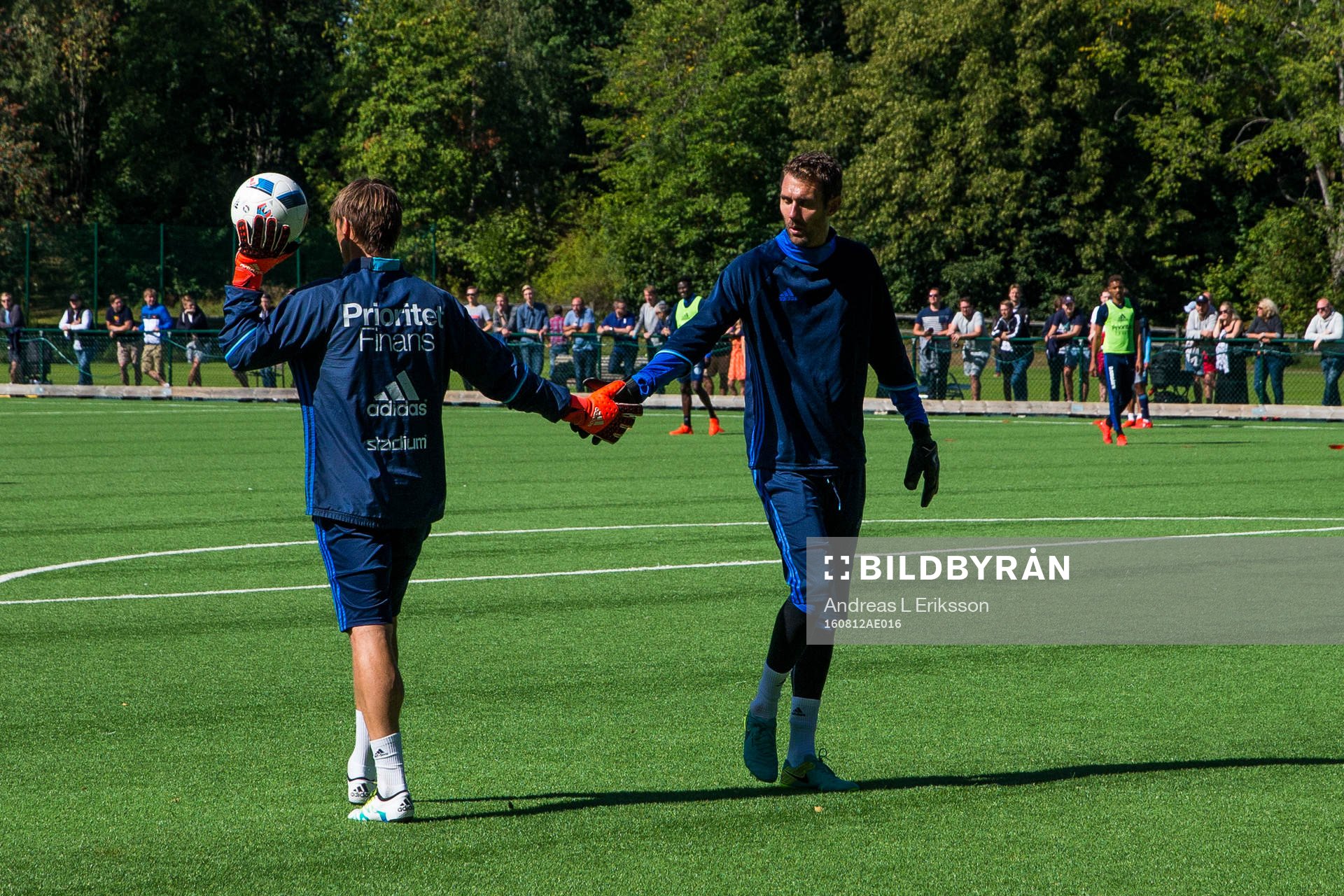 Djurgårdens målvakt Kenneth Høie och målvakt Andreas Isaksson under en fotbollsträning med Djurgården den 12 augusti 2016 i Stockholm. 