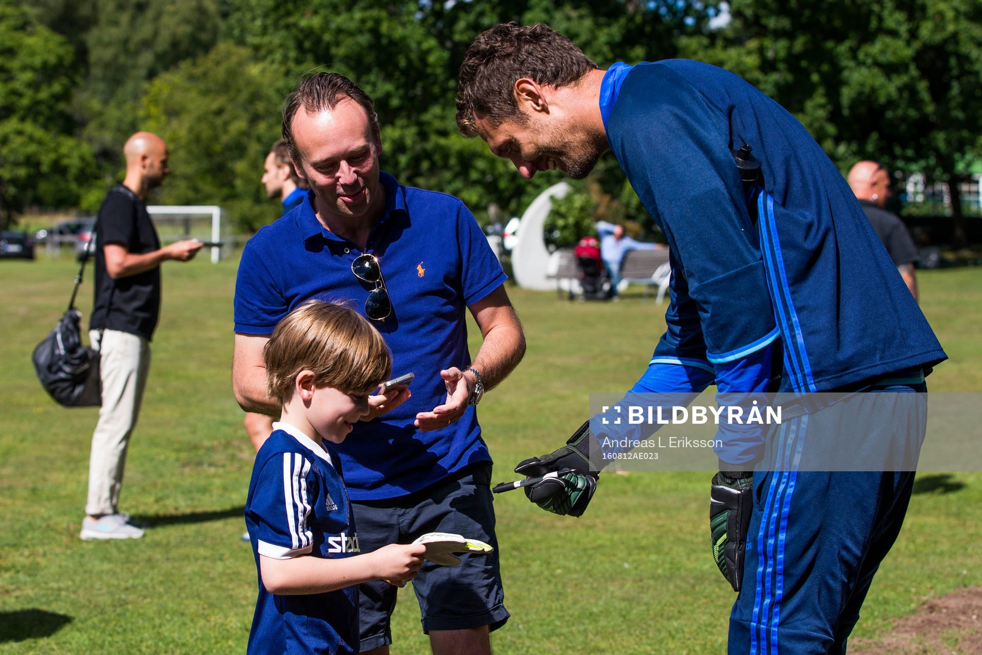 Djurgårdens målvakt Andreas Isaksson skriver autografer efter en fotbollsträning med Djurgården den 12 augusti 2016 i Stockholm. 