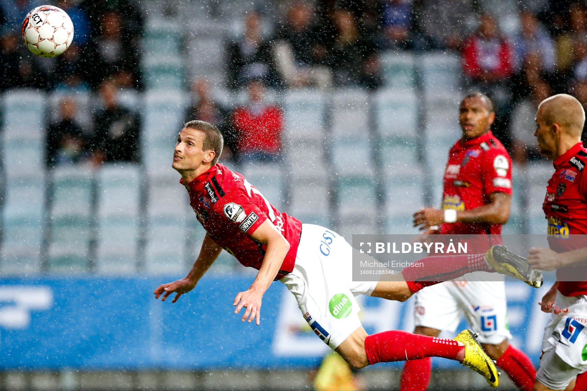 Falkenbergs Akseli Pelvas nickar undan under fotbollsmatchen i Allsvenskan mellan IFK Göteborg och Falkenberg den 12 augusti 2016 i Göteborg.