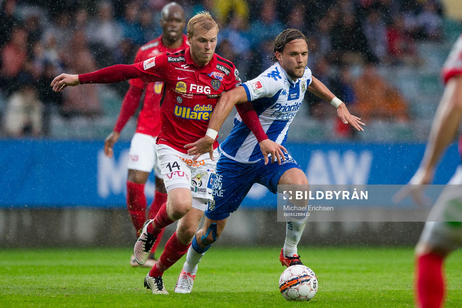 Falkenbergs Per Karlsson i kamp med IFK Göteborgs Tom Pettersson under fotbollsmatchen i Allsvenskan mellan IFK Göteborg och Falkenberg den 12 augusti 2016 i Göteborg.