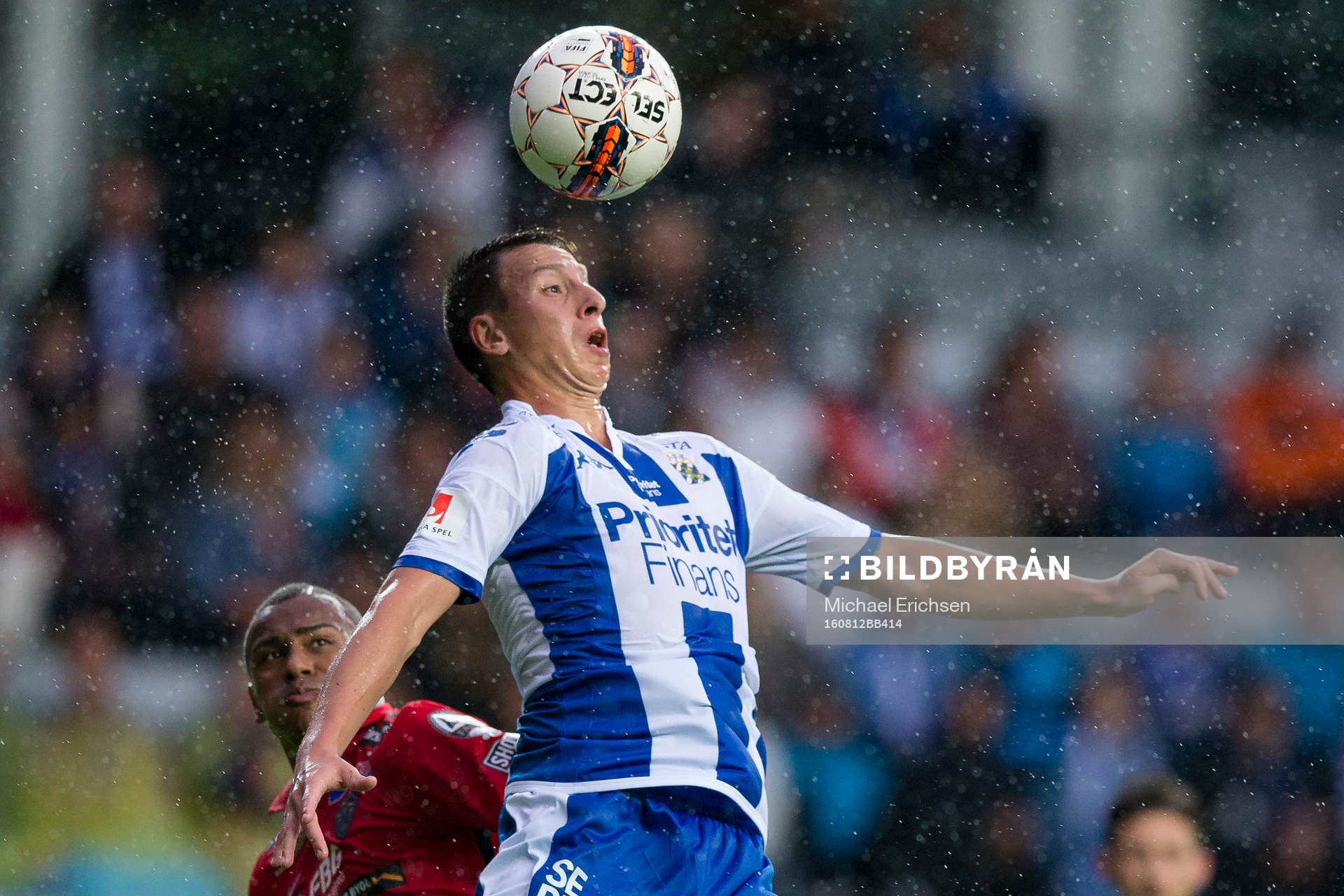 IFK Göteborgs Martin Smedberg Dalence tar ned bollen på