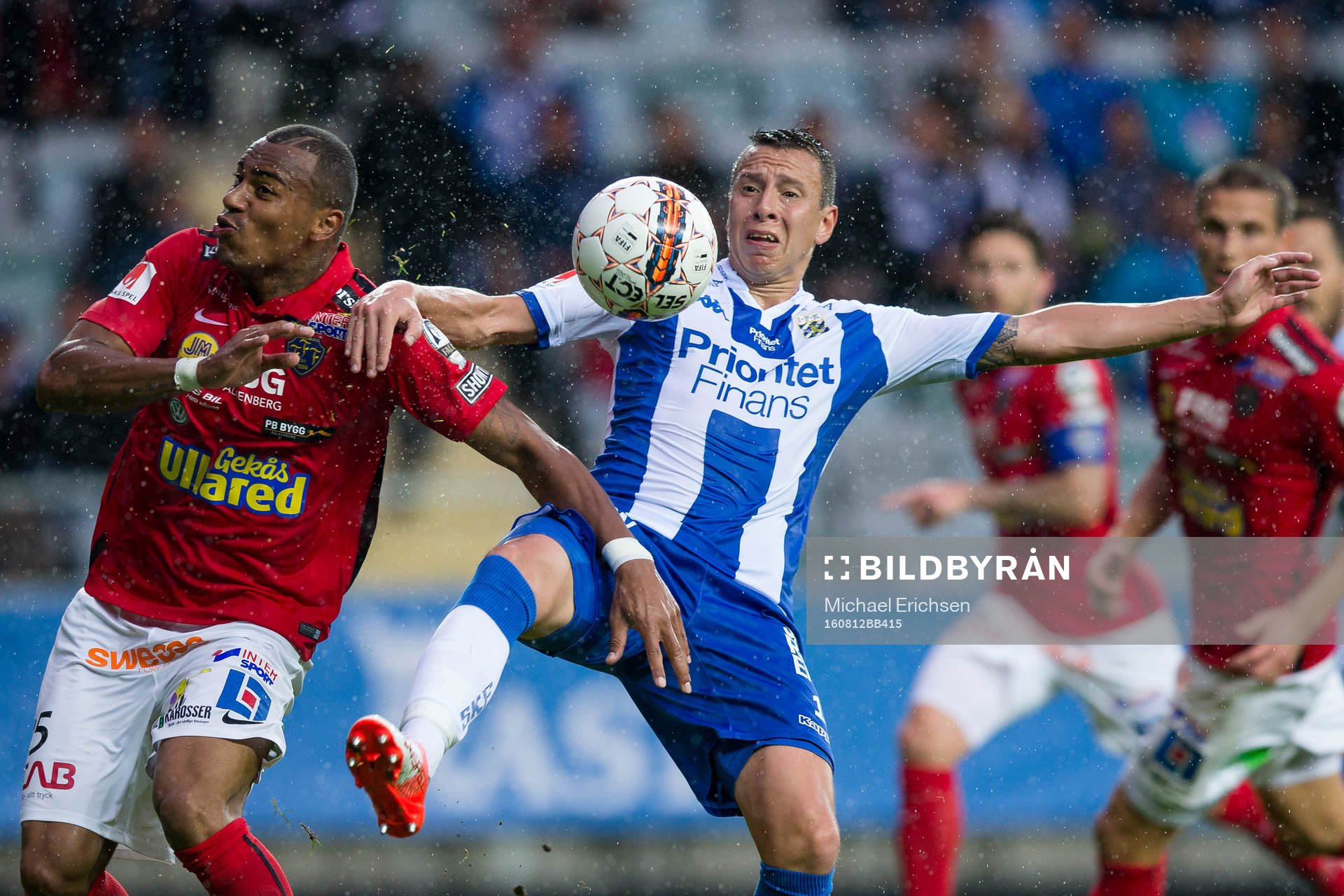 Falkenbergs Felipe Carvalho i kamp med IFK Göteborgs Martin Smedberg Dalence under fotbollsmatchen i Allsvenskan mellan IFK Göteborg och Falkenberg den 12 augusti 2016 i Göteborg.
