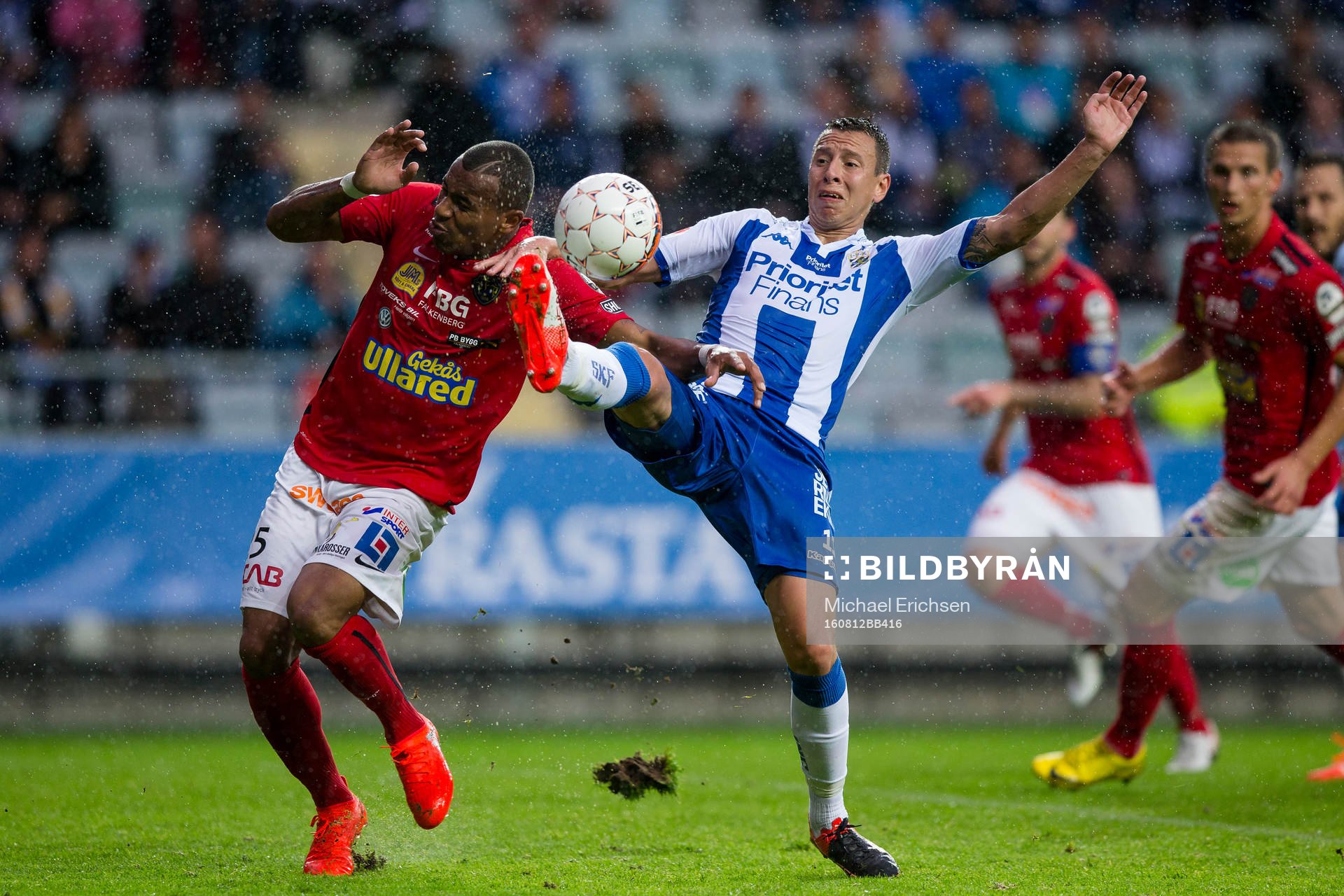 Falkenbergs Felipe Carvalho i kamp med IFK Göteborgs Martin Smedberg Dalence under fotbollsmatchen i Allsvenskan mellan IFK Göteborg och Falkenberg den 12 augusti 2016 i Göteborg.