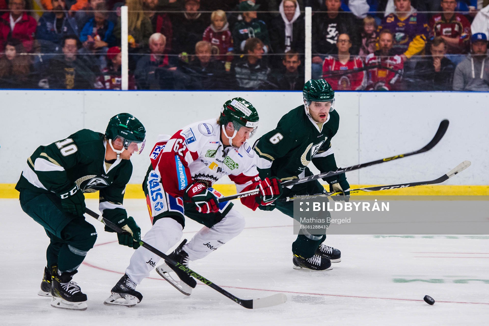 Färjestads Marcus Nilsson och Mikael Wikstrand jagar