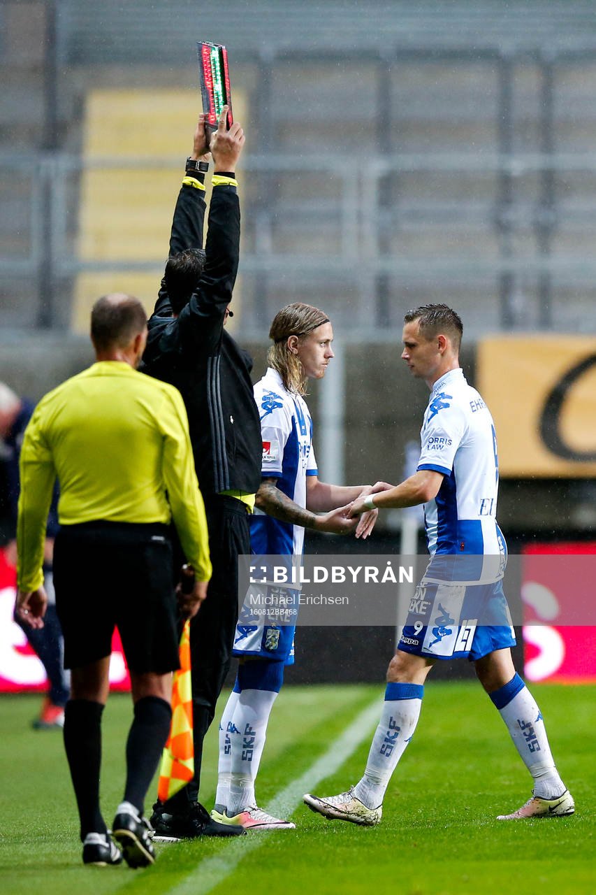 IFK Göteborgs nyförvärv byts in Elias Mar Omarsson istället för Jakob Ankersen under fotbollsmatchen i Allsvenskan mellan IFK Göteborg och Falkenberg den 12 augusti 2016 i Göteborg.