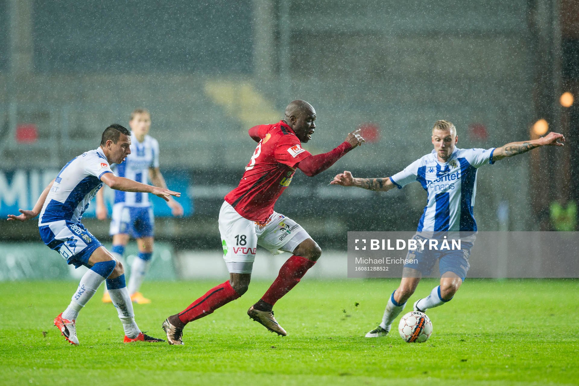 Falkenbergs Hakeem Araba mot IFK Göteborgs Martin Smedberg