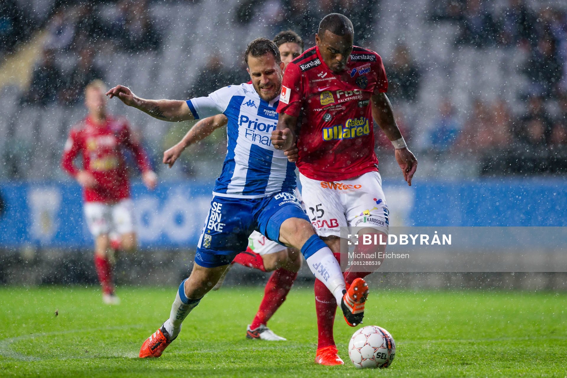 IFK Göteborgs Tobias Hysén i kamp med Falkenbergs Felipe Carvalho under fotbollsmatchen i Allsvenskan mellan IFK Göteborg och Falkenberg den 12 augusti 2016 i Göteborg.