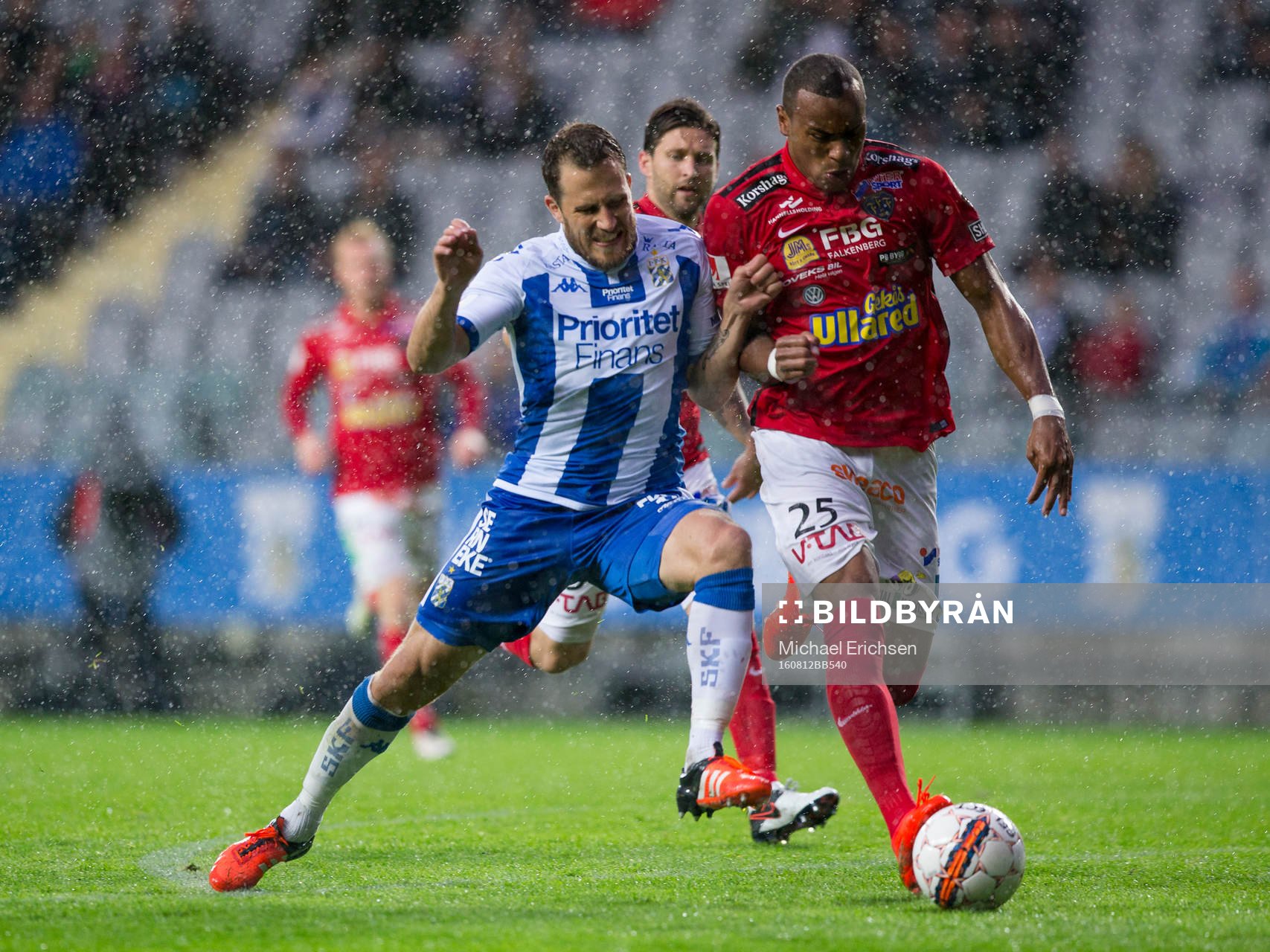 IFK Göteborgs Tobias Hysén i kamp med Falkenbergs Felipe Carvalho under fotbollsmatchen i Allsvenskan mellan IFK Göteborg och Falkenberg den 12 augusti 2016 i Göteborg.