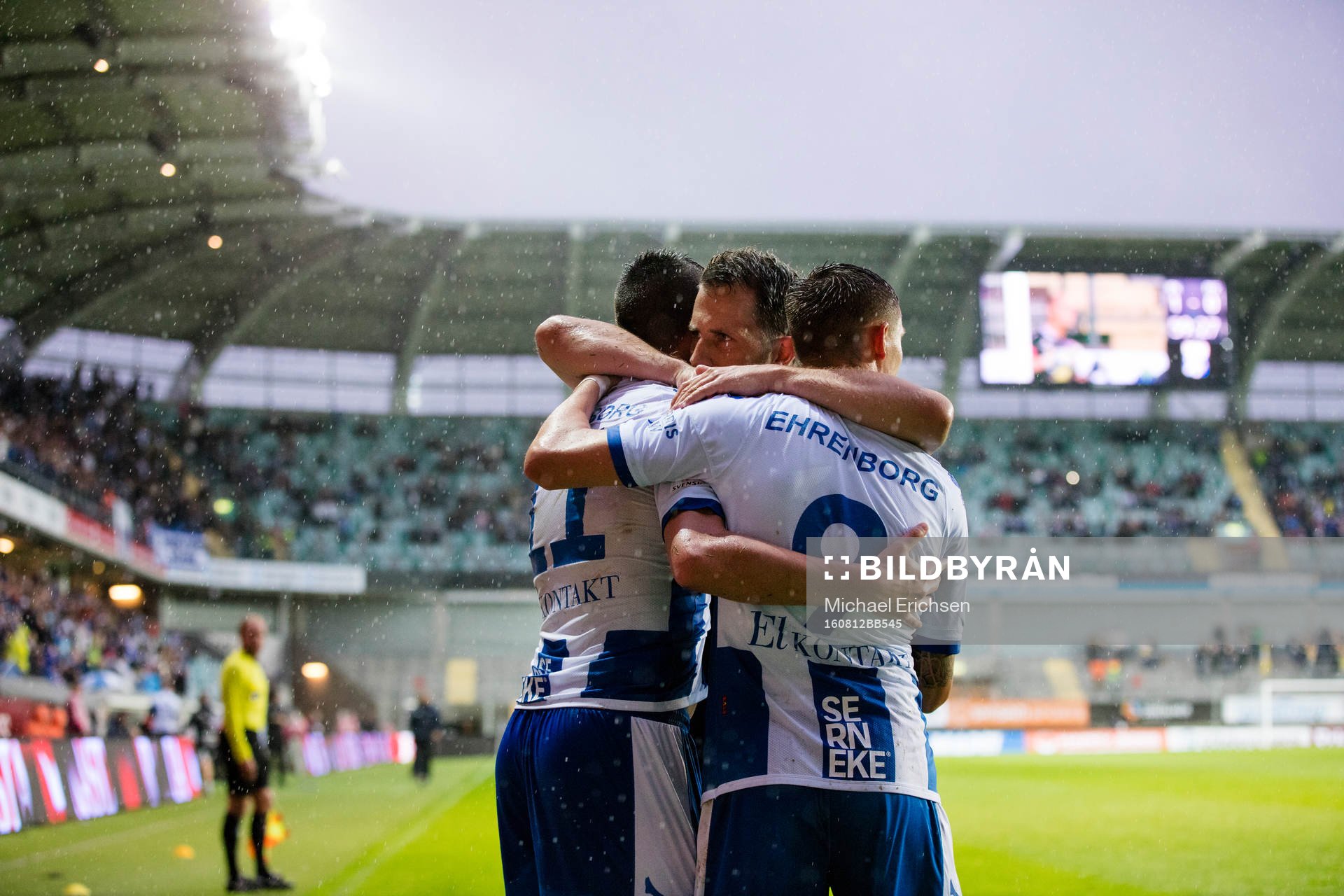 IFK Göteborgs Martin Smedberg Dalence jublar och omfamnas av Tobias Hysén och Jakob Ankersen efter sitt 1-0 mål under fotbollsmatchen i Allsvenskan mellan IFK Göteborg och Falkenberg den 12 augusti 2016 i Göteborg.