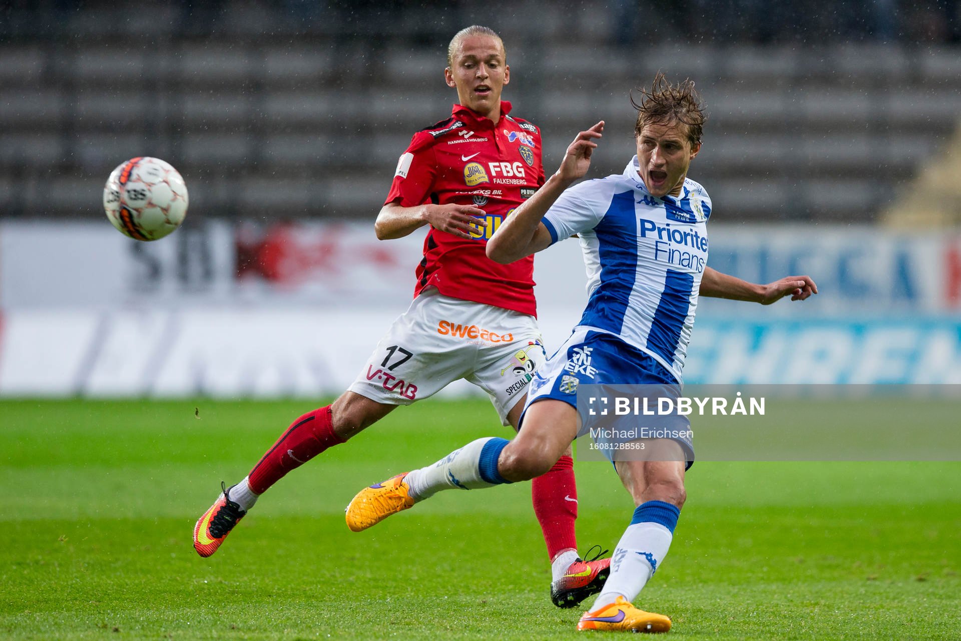 IFK Göteborgs Thomas Rogne före Falkenbergs Jesper