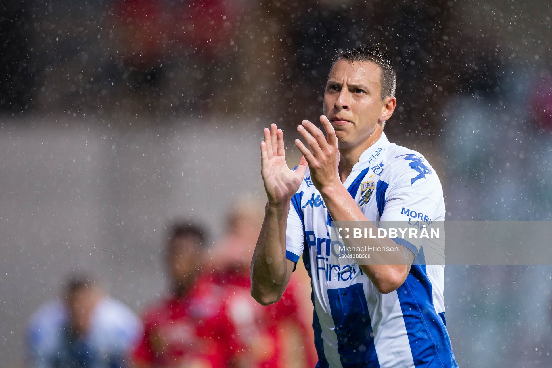 IFK Göteborgs Martin Smedberg Dalence applåderar publiken