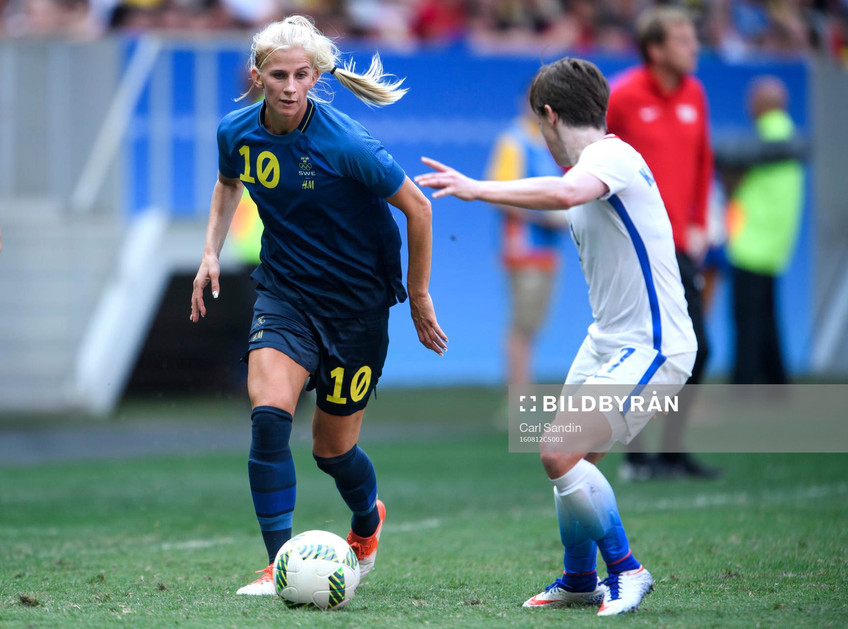 Sveriges Sofia Jakobsson i kvartsfinalen i fotboll mellan