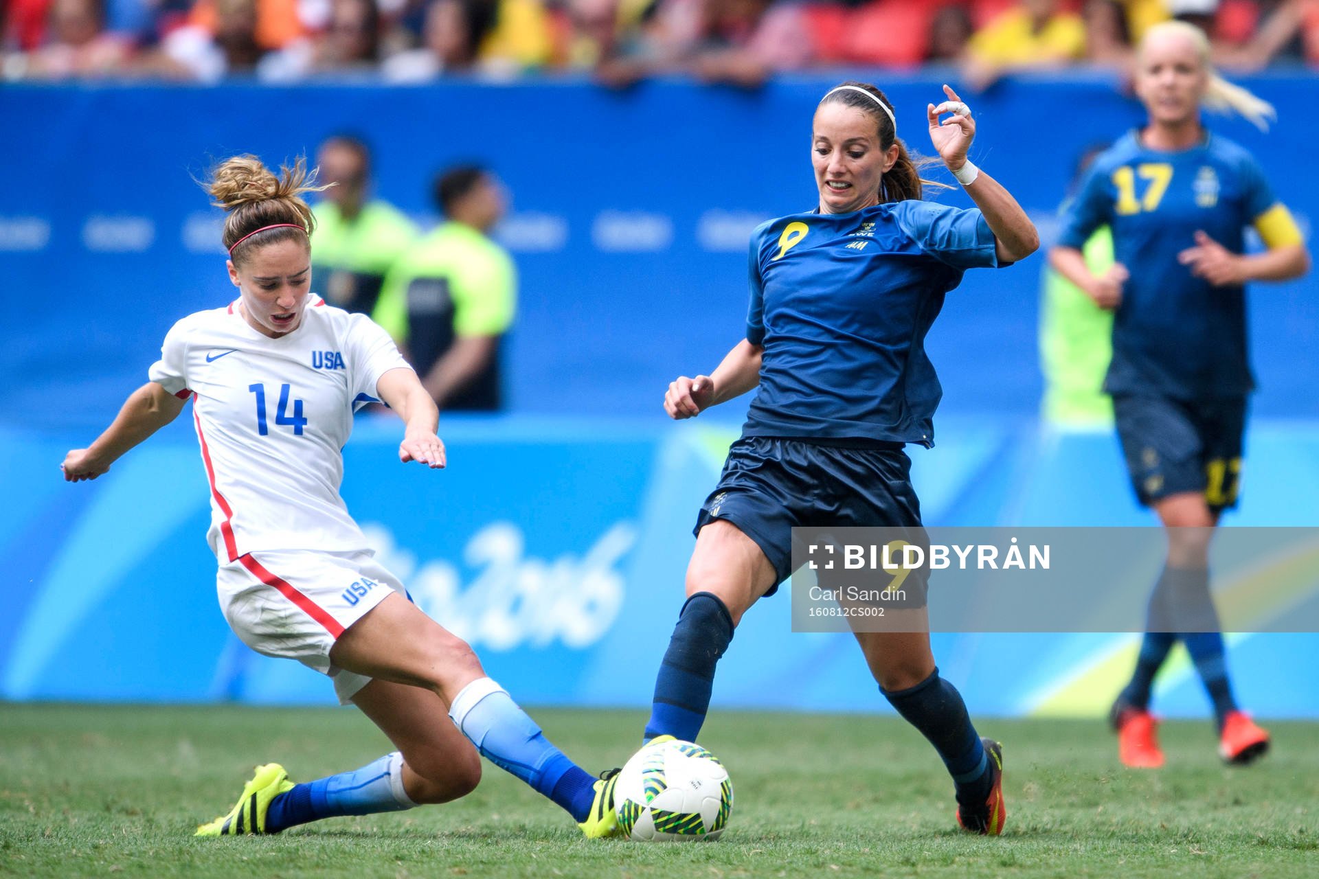 USA:s Morgan Brian i närkamp med Sveriges Kosovare Asllani i kvartsfinalen i fotboll mellan USA och Sverige den 12 augusti 2016 under OS i Brasilia.