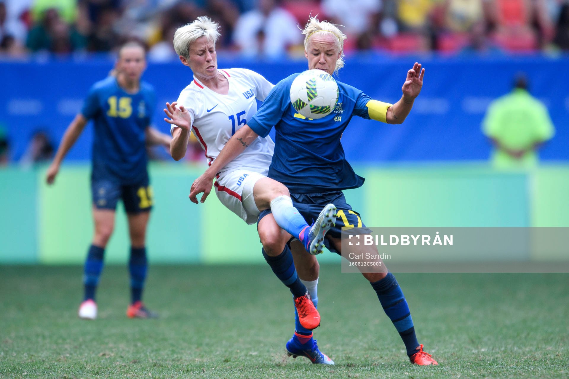USA:s Megan Rapinoe i närkamp med Sveriges Caroline Seger i kvartsfinalen i fotboll mellan USA och Sverige den 12 augusti 2016 under OS i Brasilia.
