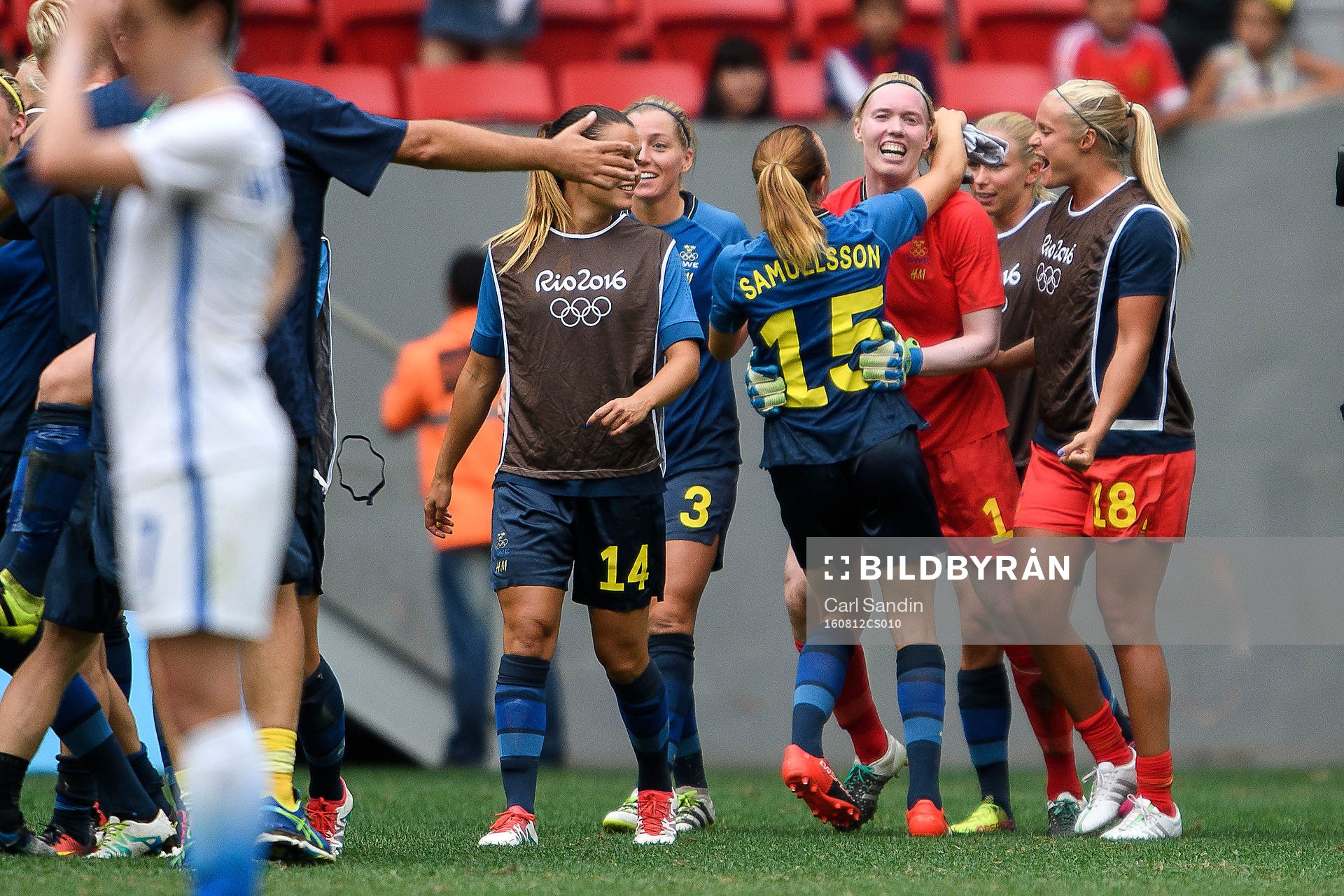 Sveriges målvakt Hedvig Lindahl kramas om av Jessica