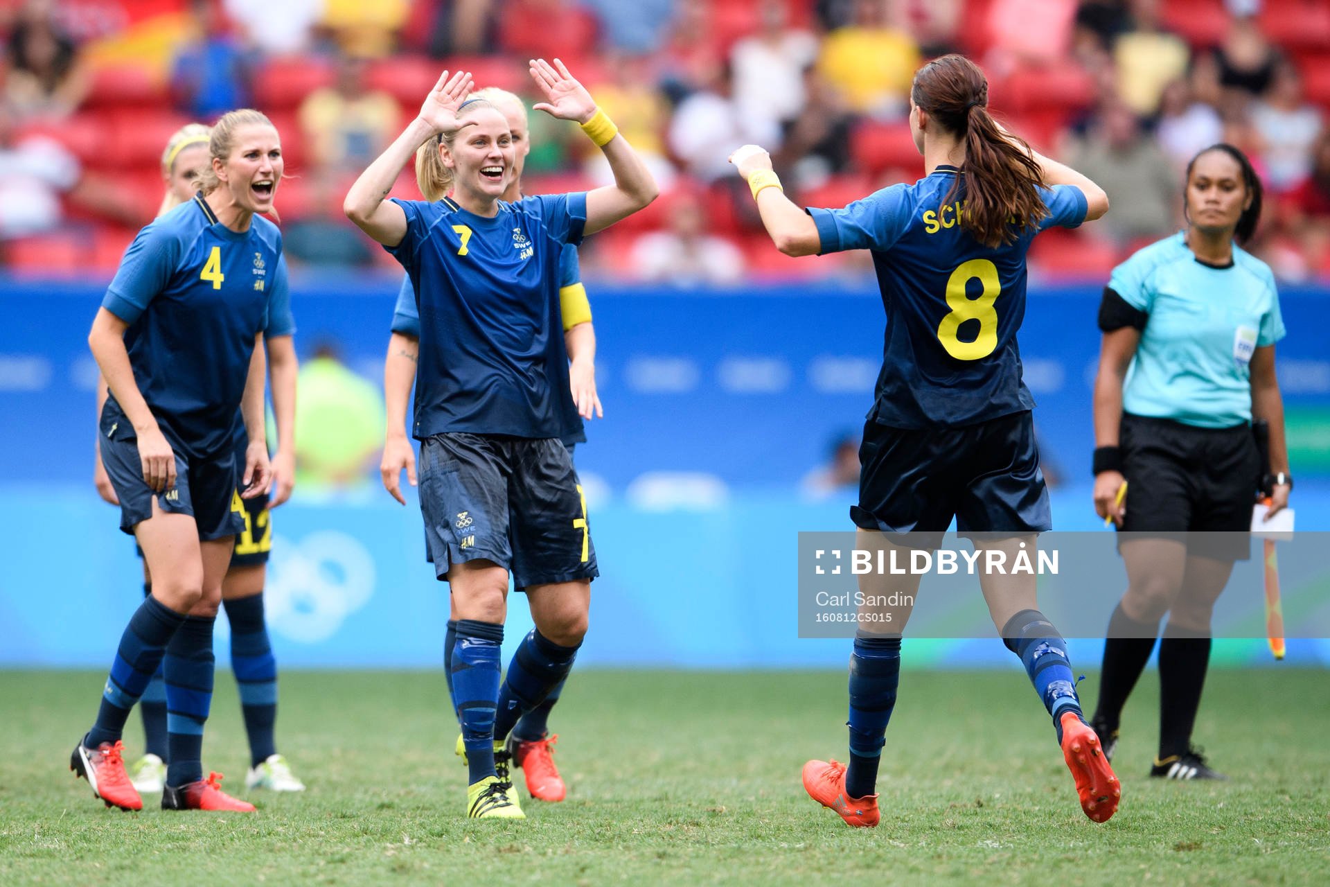Sveriges Emma Berglund och Lisa Dahlkvist jublar med Lotta