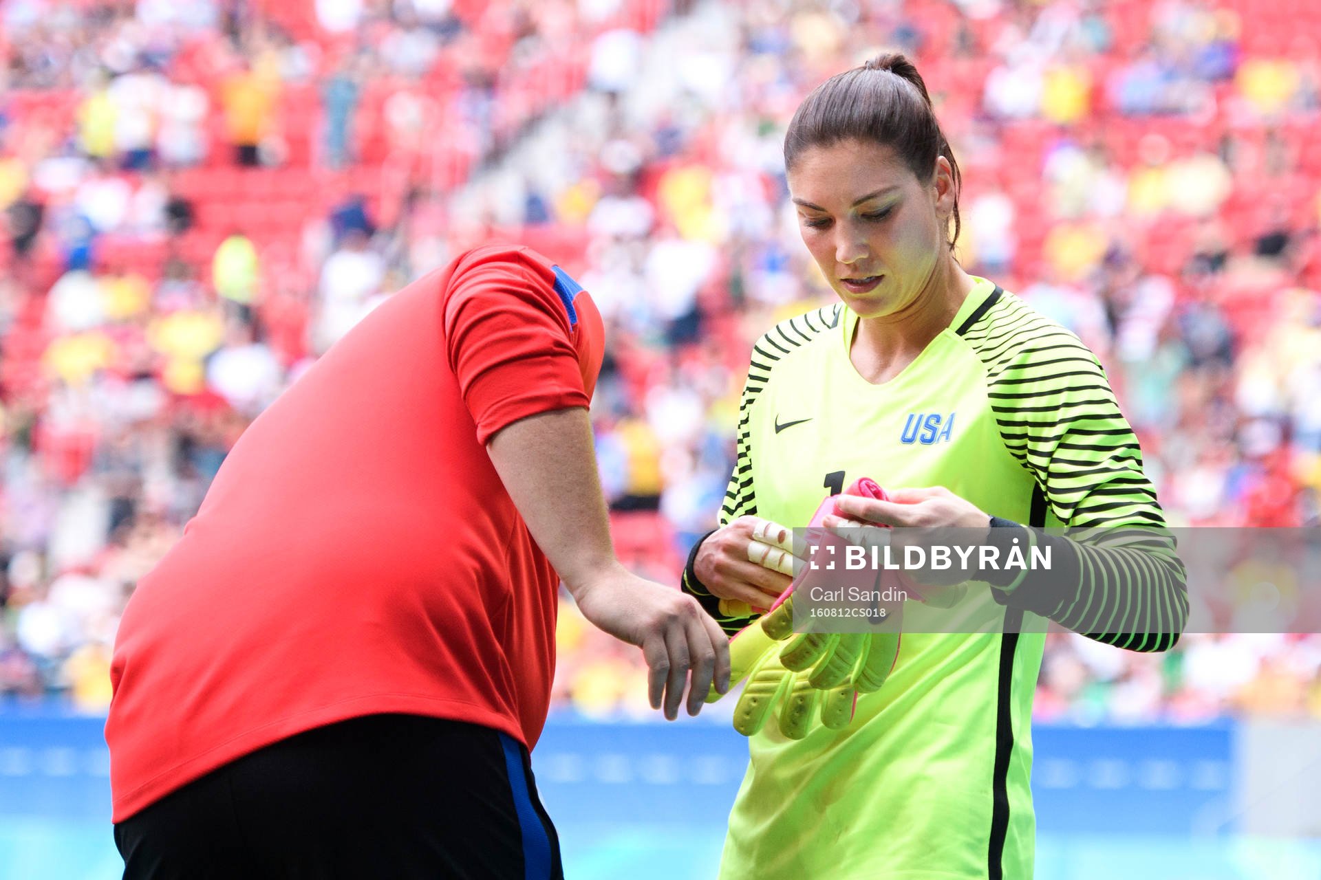 s målvakt Hope Solo byter handskar innan Sveriges Lisa