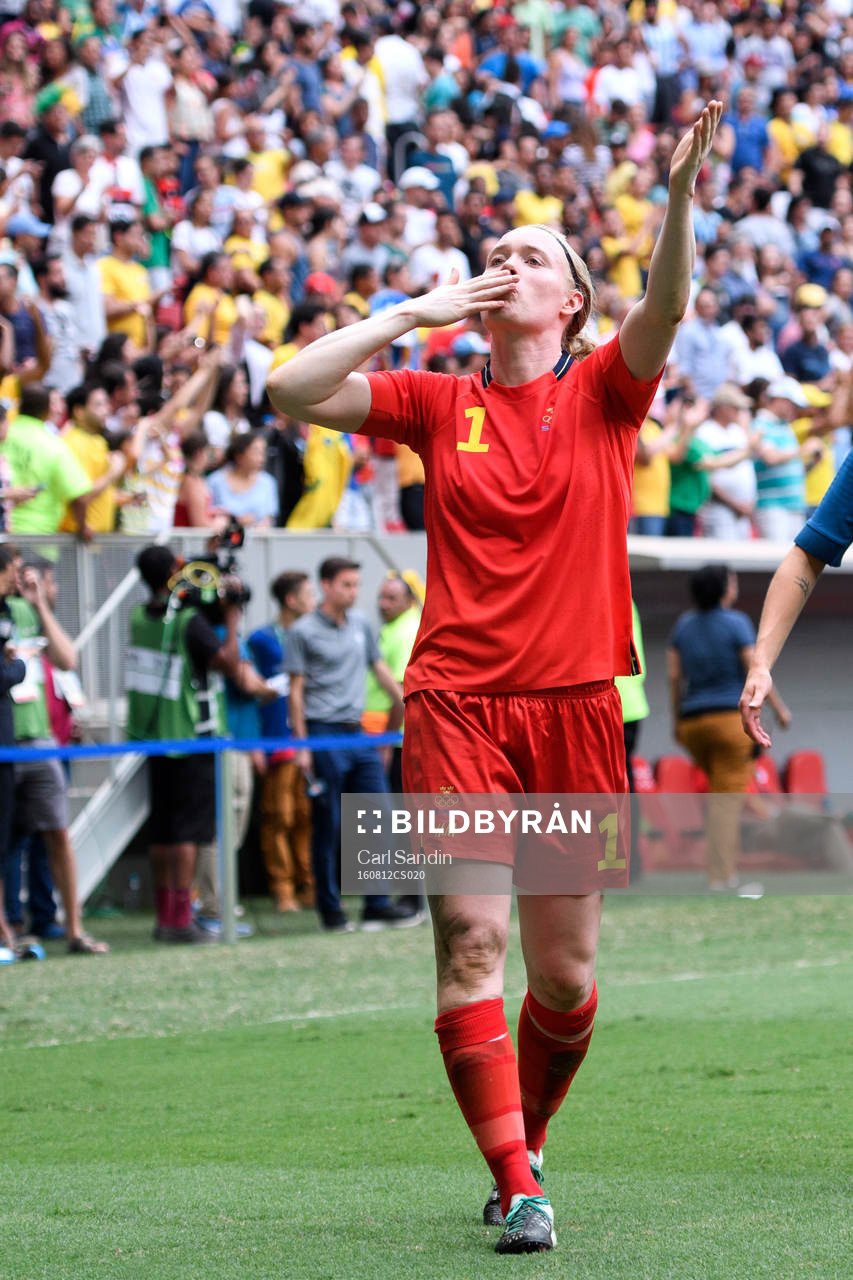 Sveriges målvakt Hedvig Lindahl jublar och tackar publiken