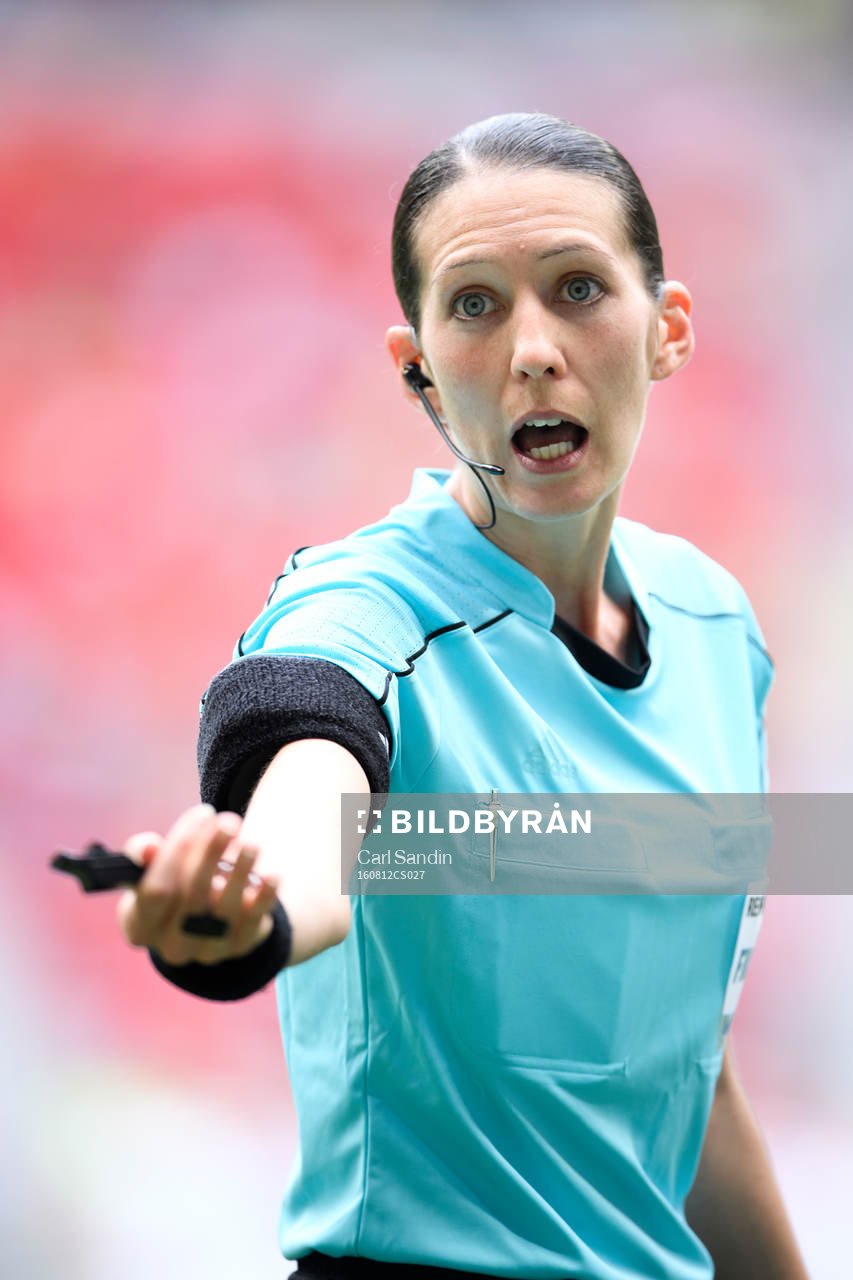 Domare Anna-Marie Keighley i kvartsfinalen i fotboll mellan