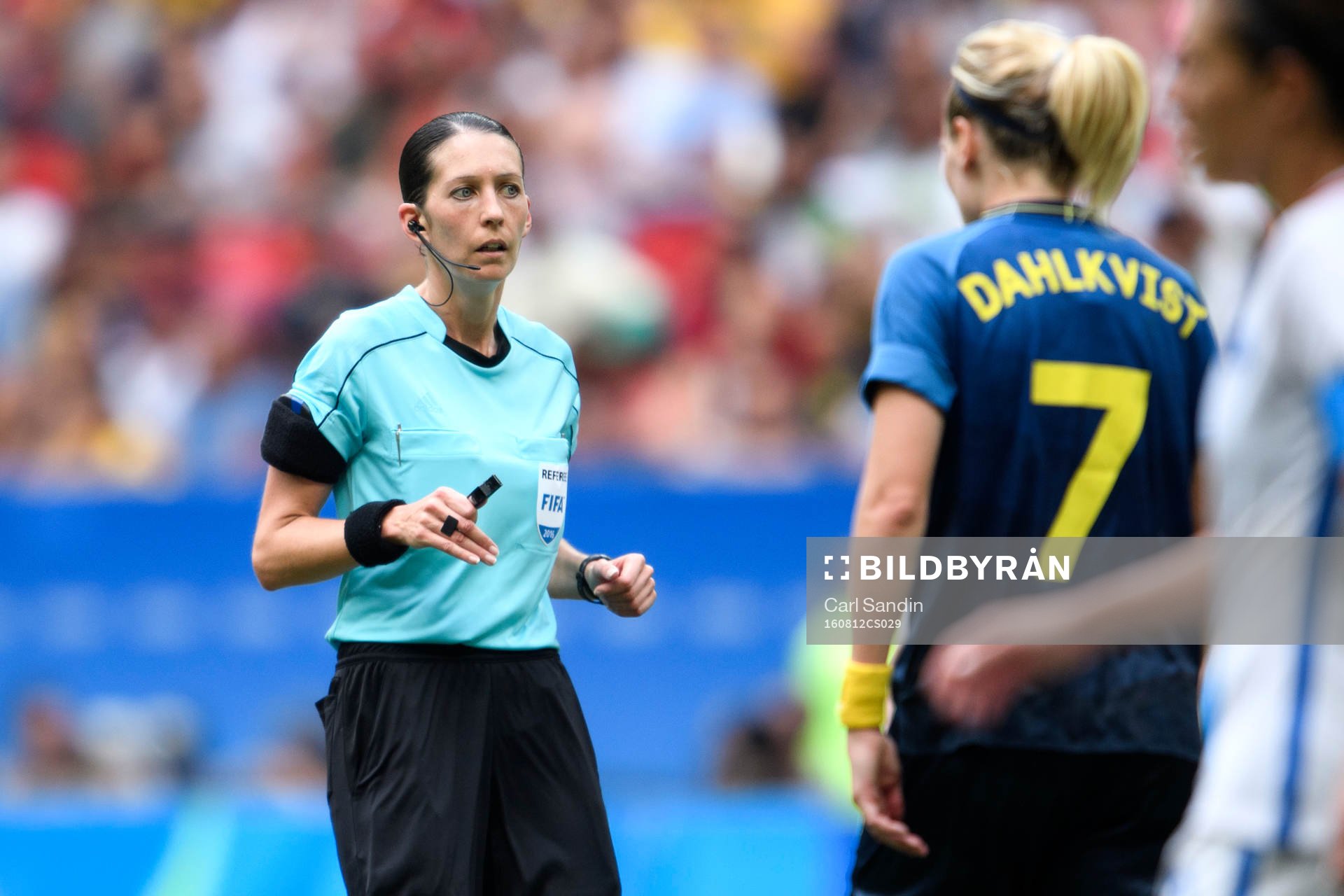 Domare Anna-Marie Keighley i kvartsfinalen i fotboll mellan