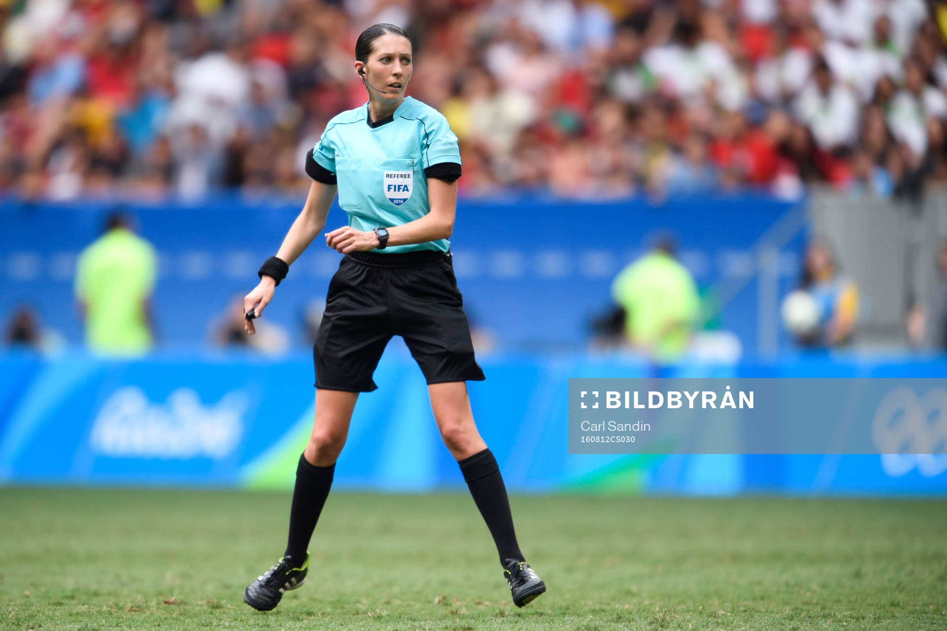 Domare Anna-Marie Keighley i kvartsfinalen i fotboll mellan