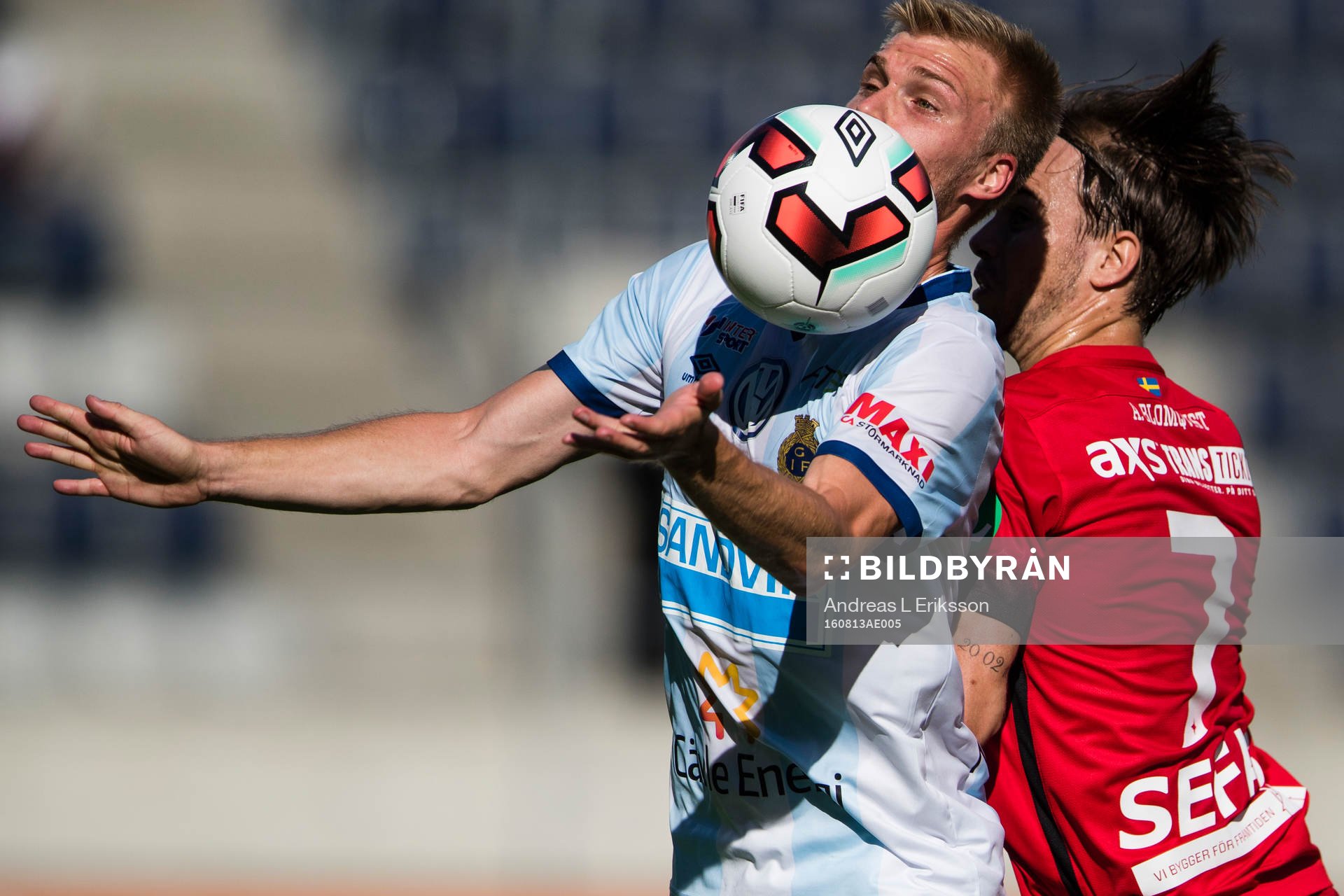 Gefles Robin Nilsson i kamp om bollen med Norrköpings