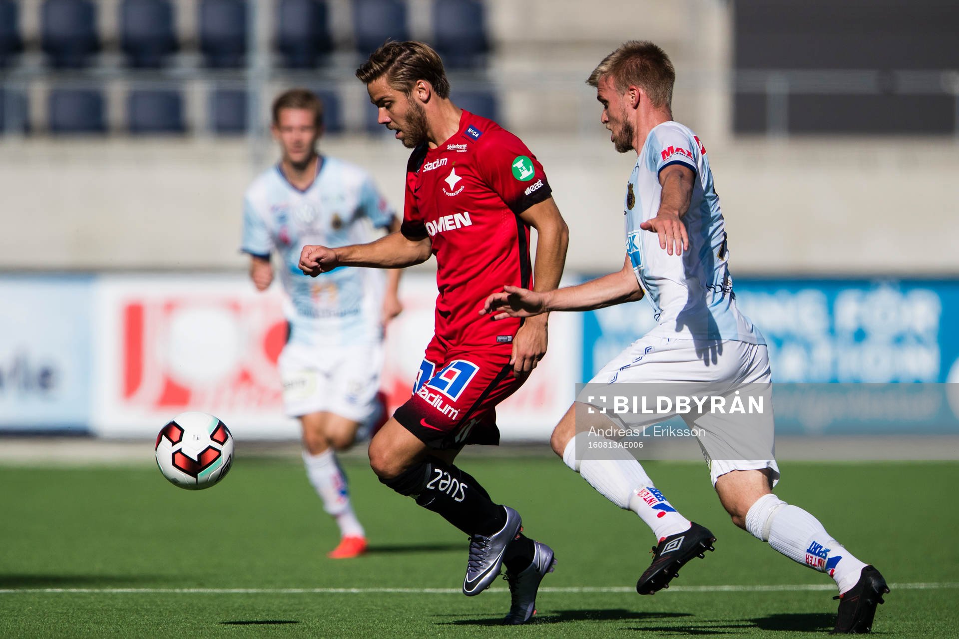 Norrköpings Christoffer Nyman jagas av Gefles Robin Nilsson
