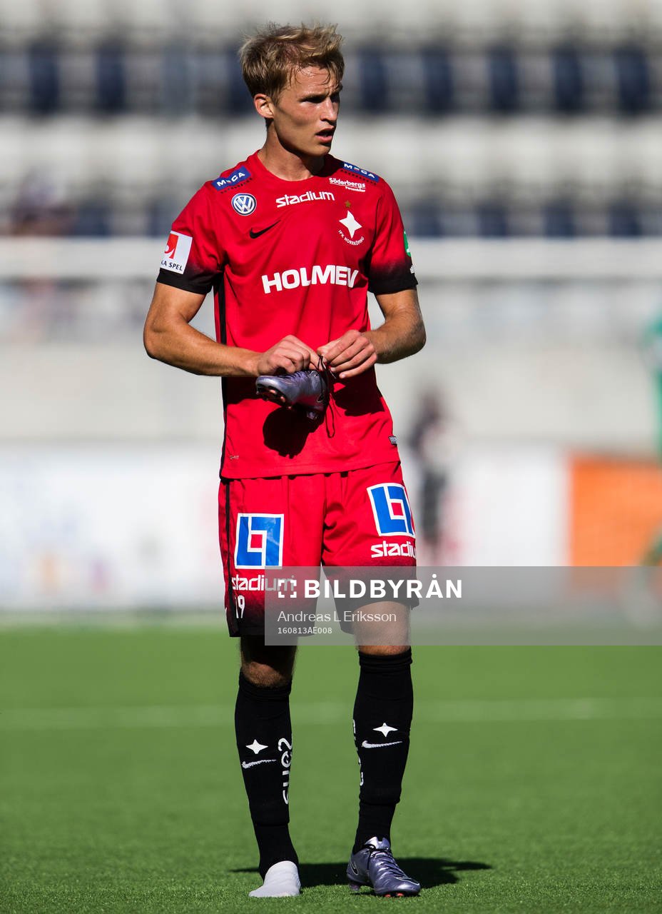 Norrköpings Sebastian Andersson håller i sin ena sko som