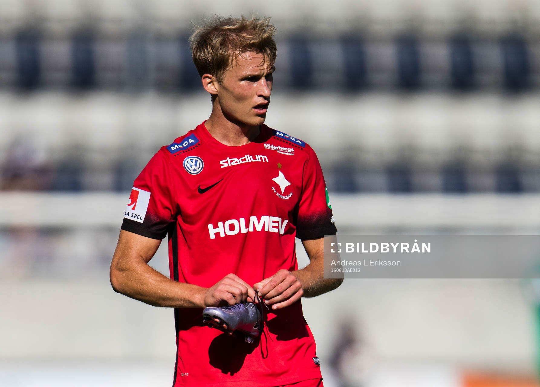 Norrköpings Sebastian Andersson håller i sin ena sko som