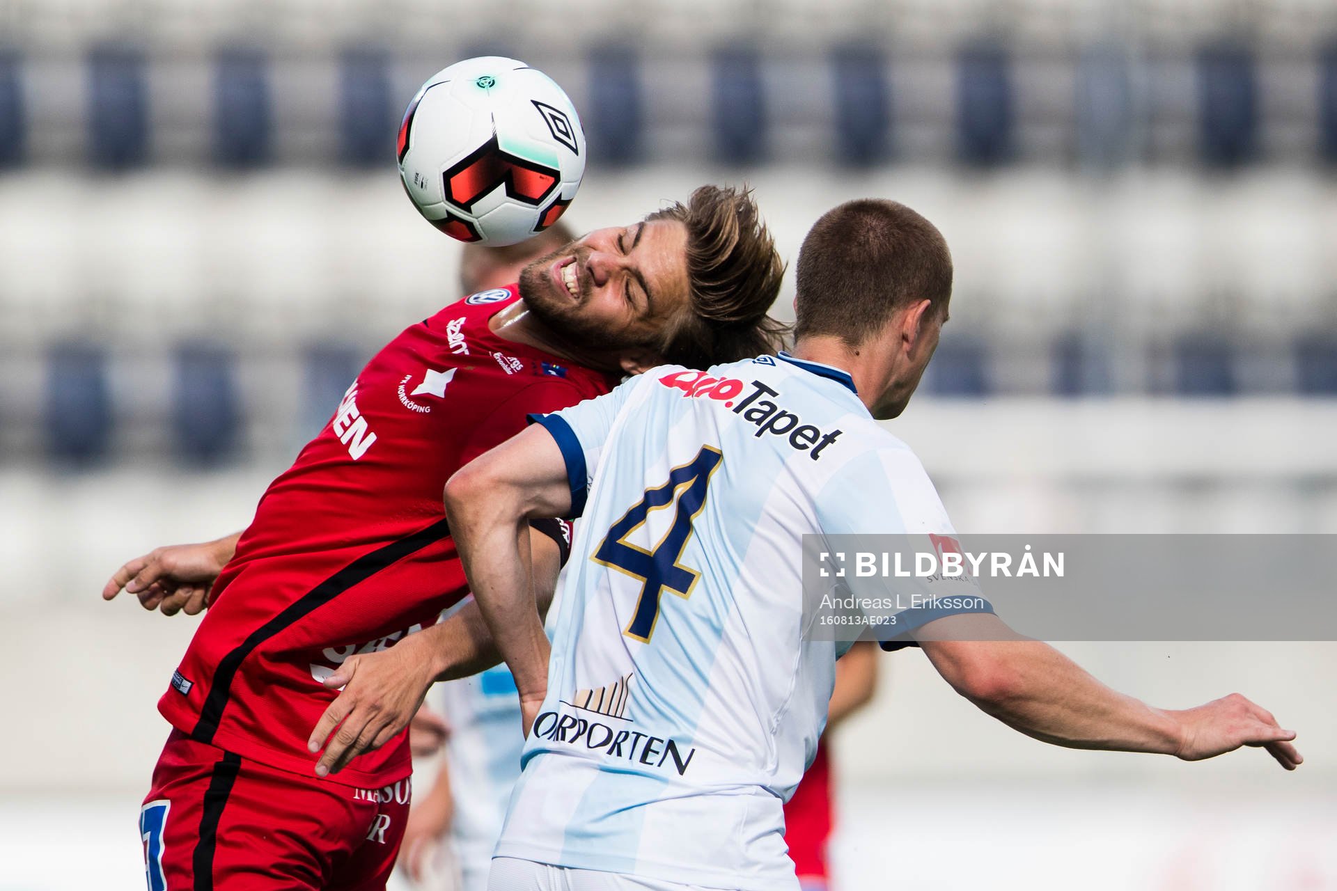 Norrköpings Christoffer Nyman i en nickduell med Gefles