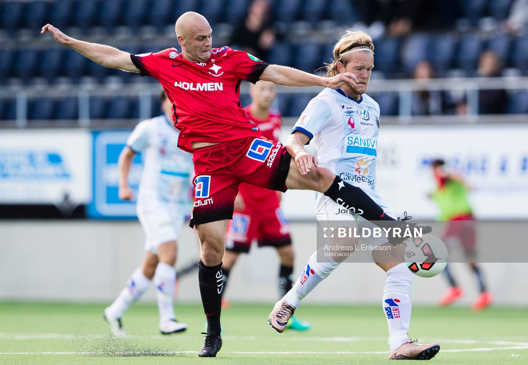 Norrköpings Daniel Sjölund i kamp om bollen med Gefles